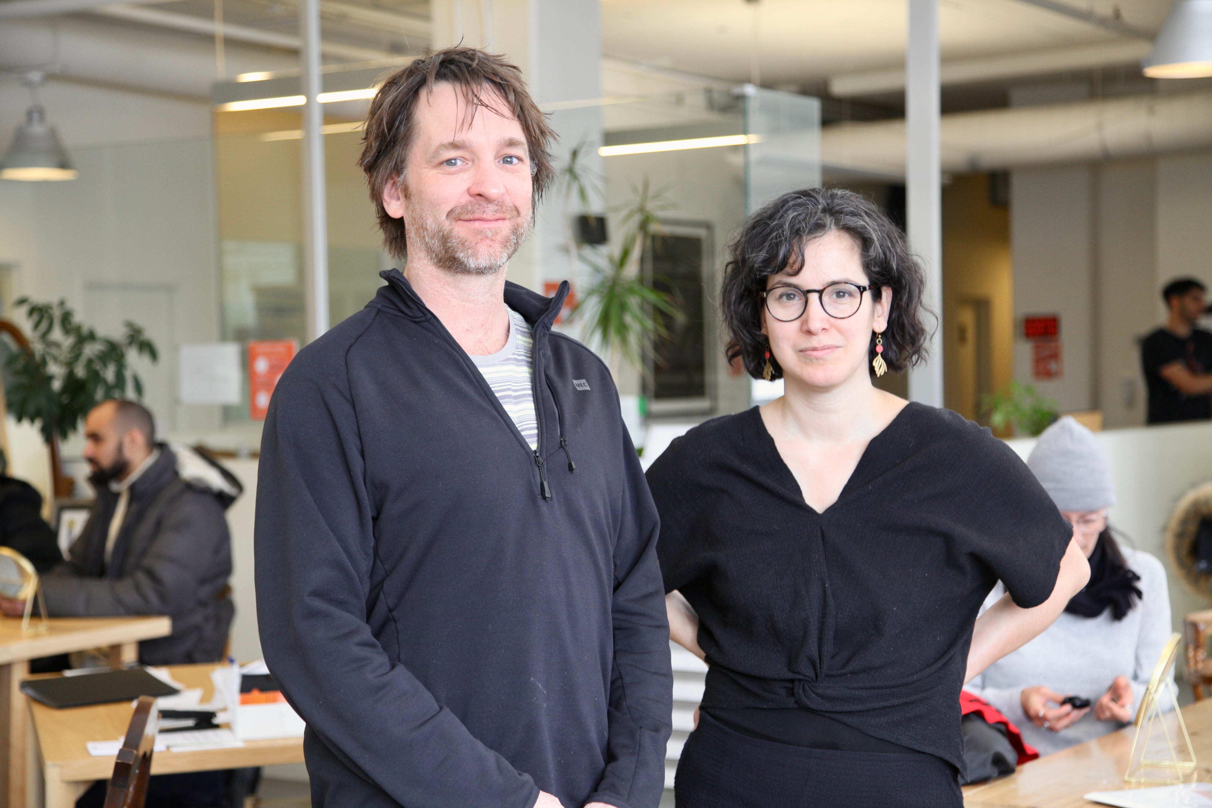 Un photo de l'opticien Philippe Rochette et l’acupunctrice Annie Di Cesare dans les locaux des Portes Orange.