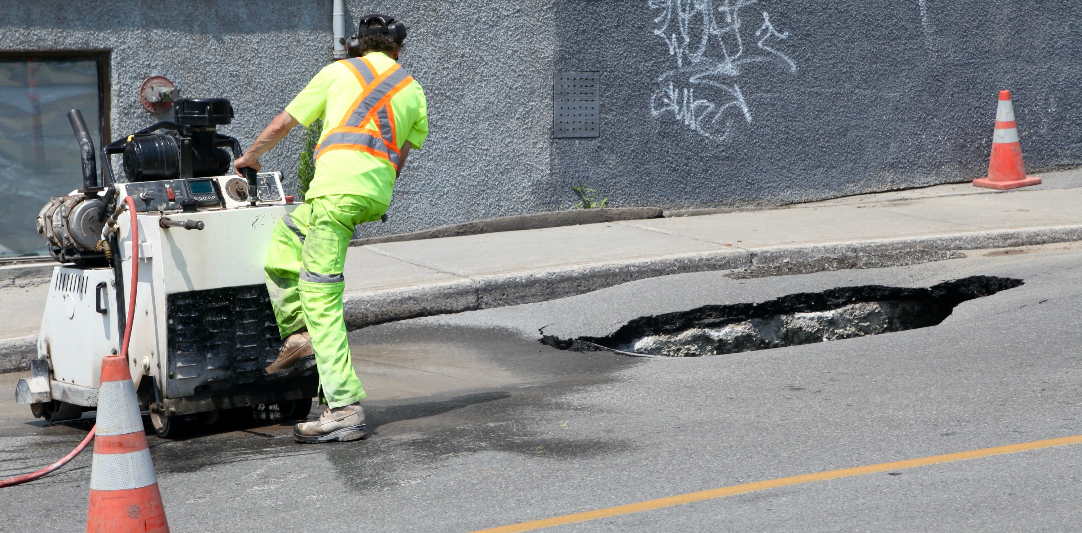 Un énorme trou dans la chaussée de l'avenue Van Horne.