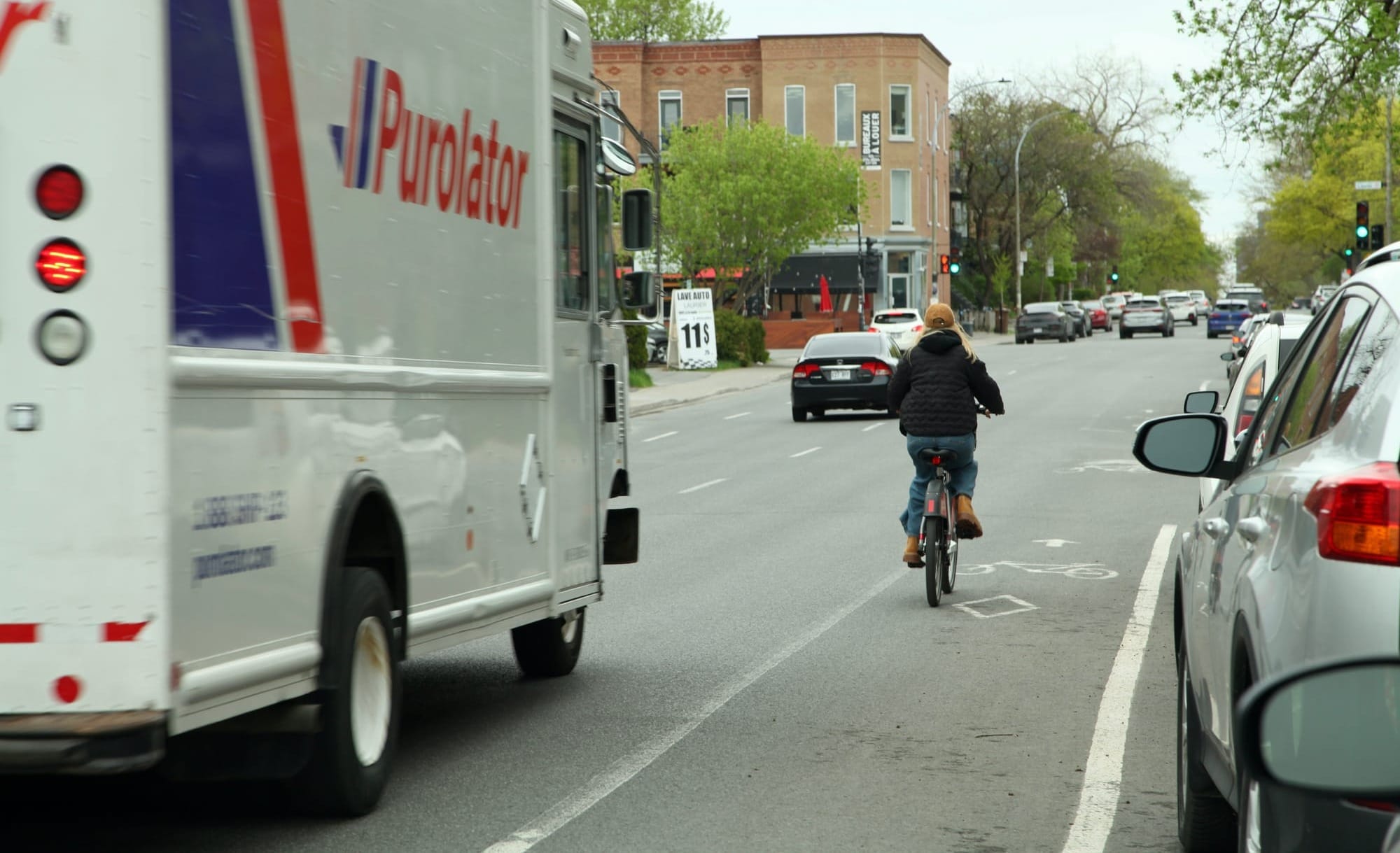 Un cycliste circule sur la piste de la rue Saint-Urbain.