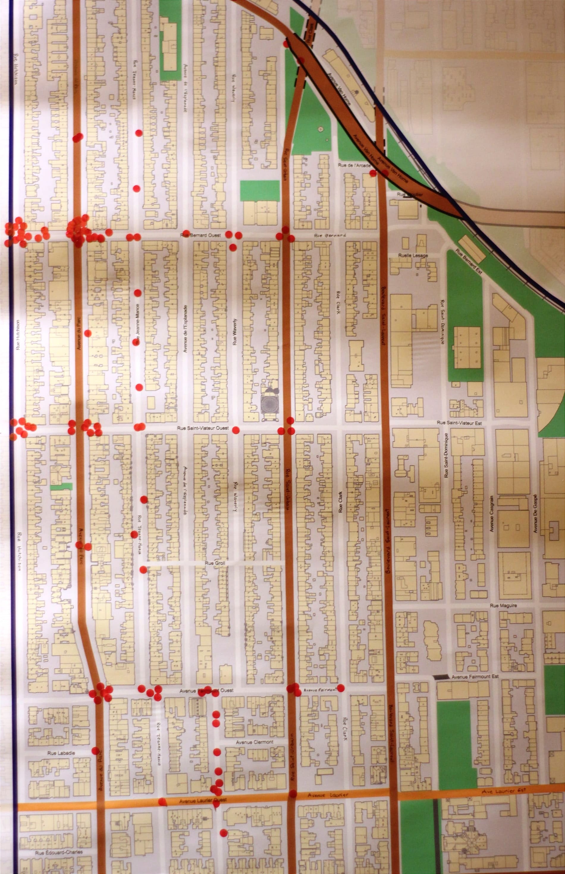 Ladite carte avec les points rouges collés dessus.