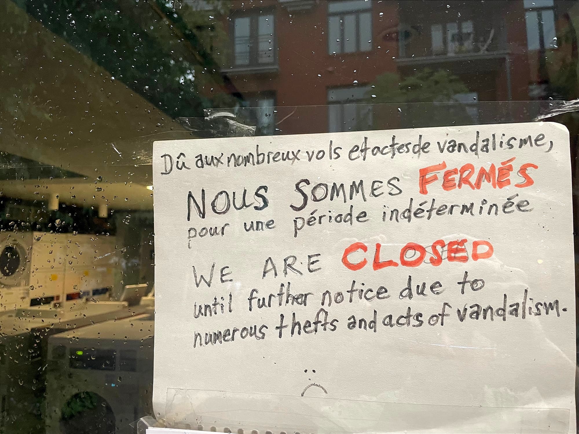 Sur une feuille de papier collée dans la vitre, on peut lire «Dû aux nombreux vols et actes de vandalisme, nous sommes fermés pour une période indéterminée». 