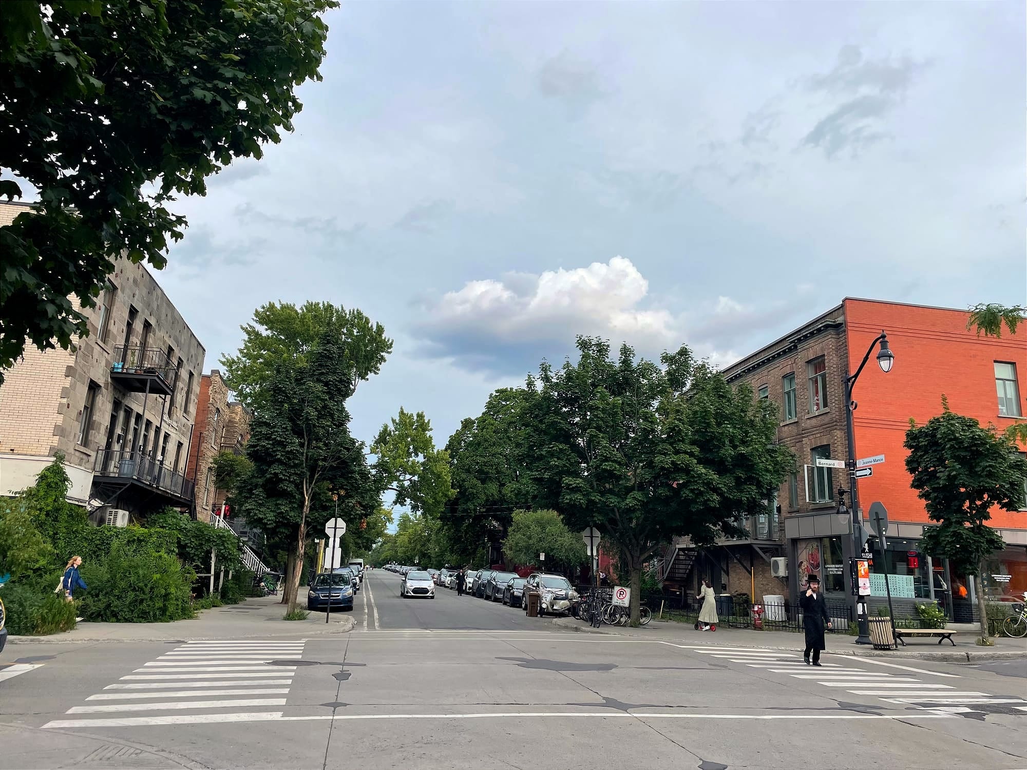 L'intersection Jeanne-Mance/Bernard. Une voiture circule sur Jeanne-Mance, dont la voie semble faire plus de trois fois sa largeur. 