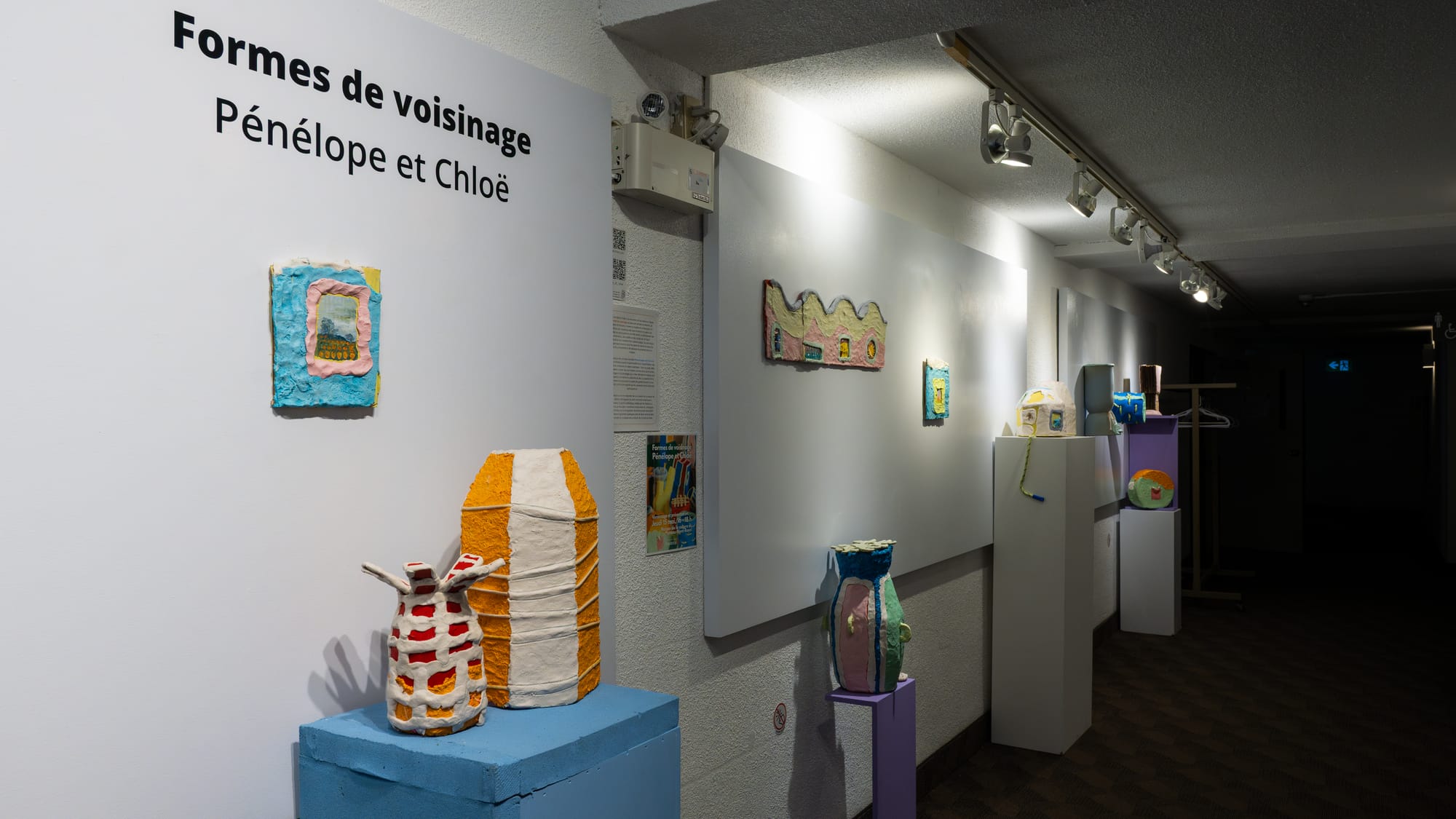 photo de l'expo. Plusieurs sculptures colorées sont visibles. 