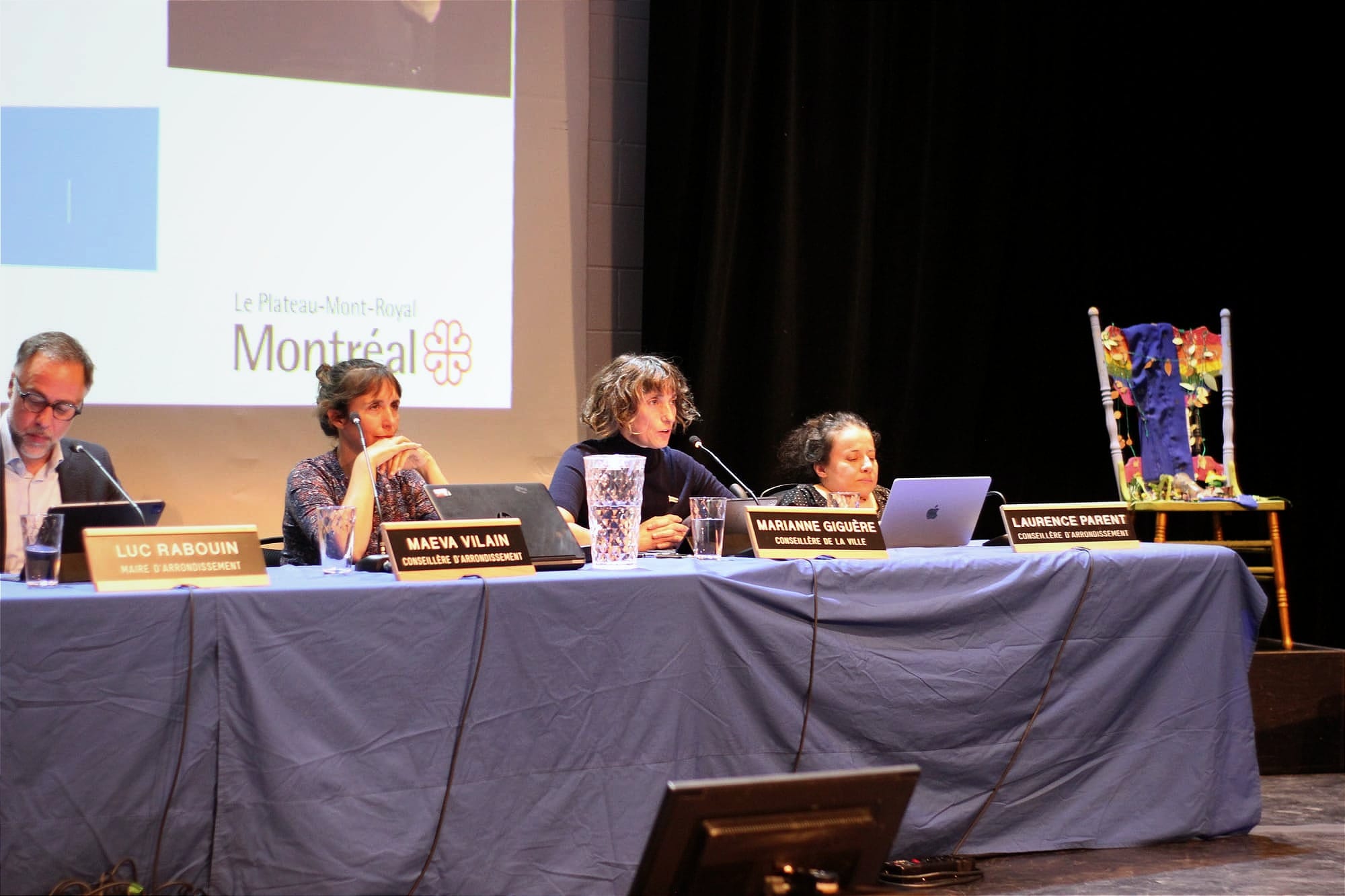 Mme Giguère prend la parole lors de la séance ordinaire du conseil d'arrondissement de septembre 2025.