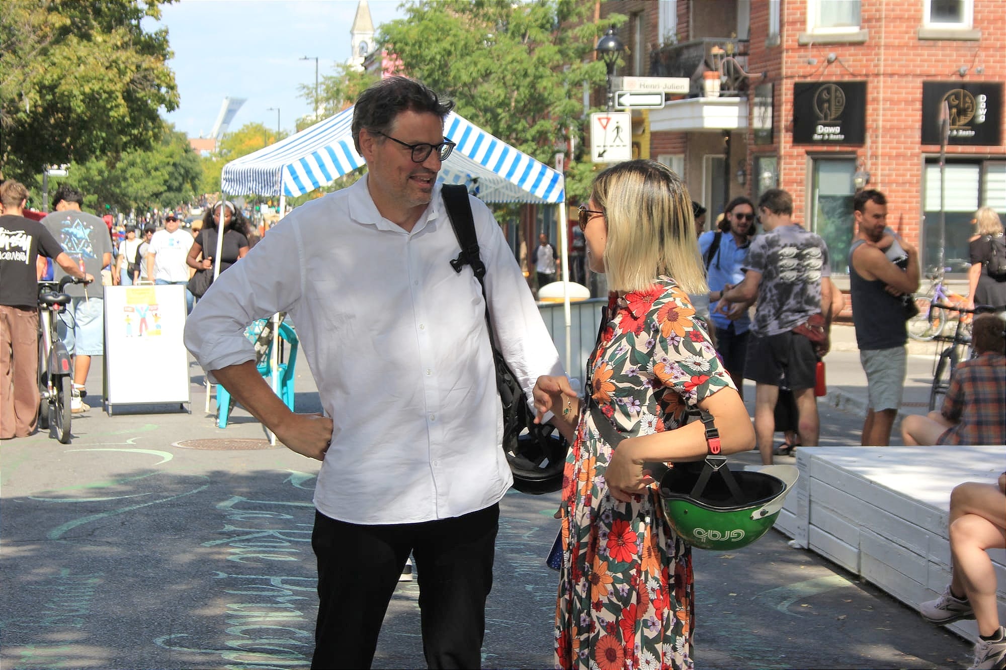 M. Beaudoin et Mme Wong discute amicalement sur la rue piétonne pendant un moment de pause de l'événement. 