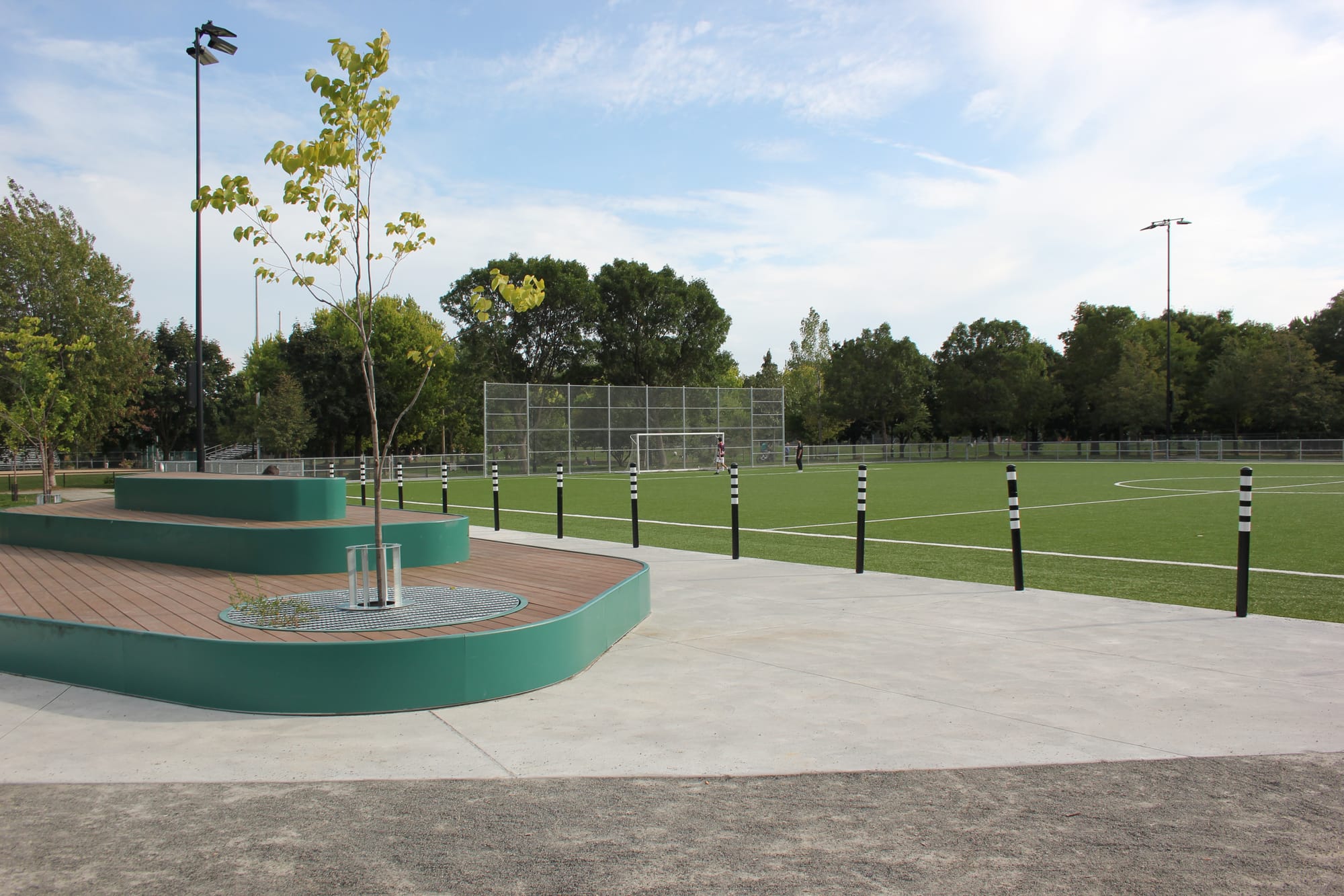 La photo montre le nouveau terrain de soccer synthétique et les gradins de forme arrondie.