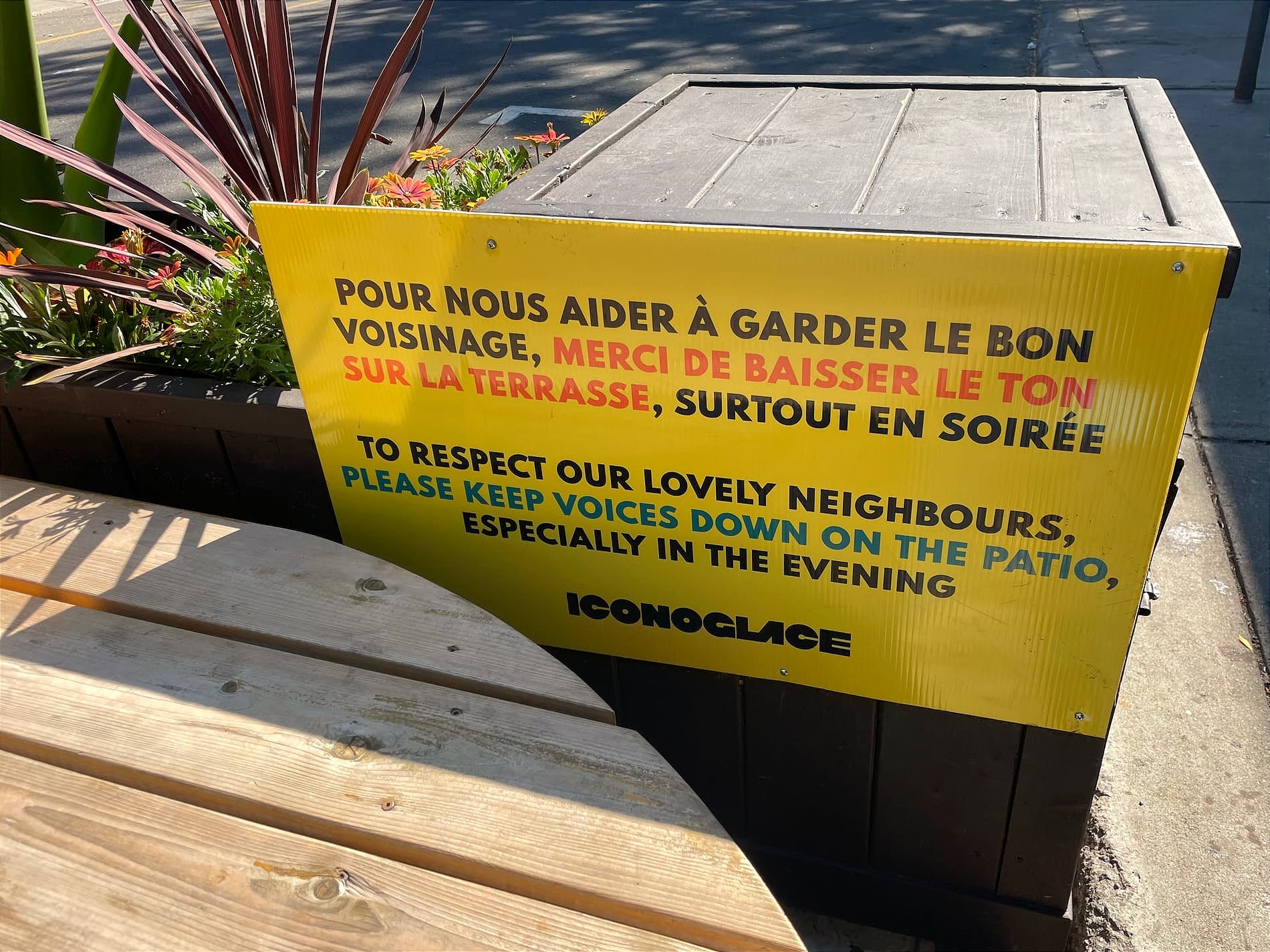 On peut lire «Pour nous aider à garder le bon voisinage, merci de baisser le ton sur la terrasse, surtout en soirée»