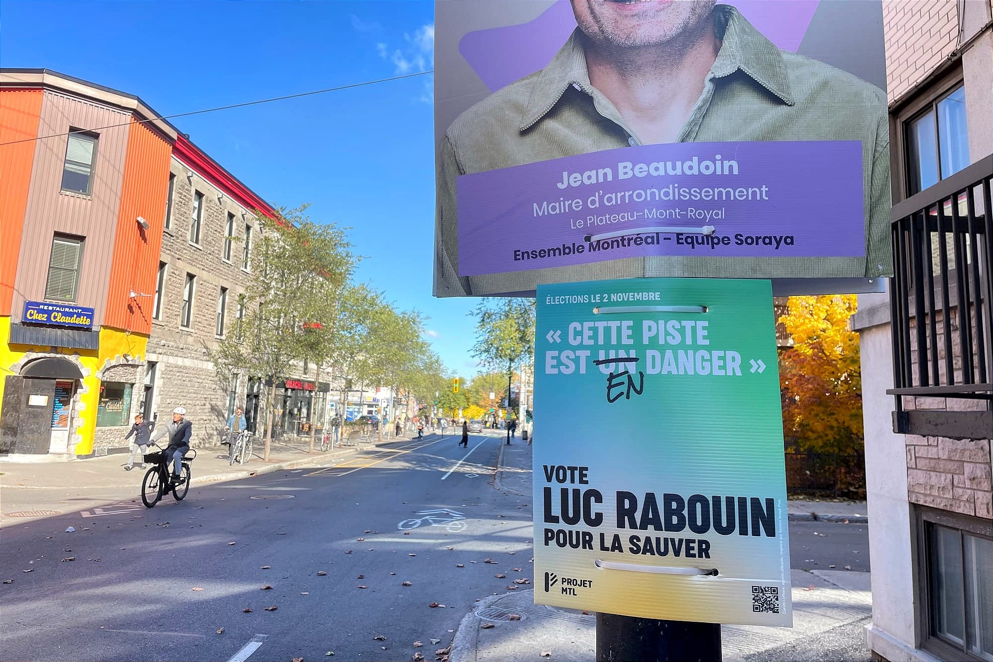 On peut lire «Cette piste est en danger» sur une pancarte de Projet Montréal, placée sur l'avenue Laurier
