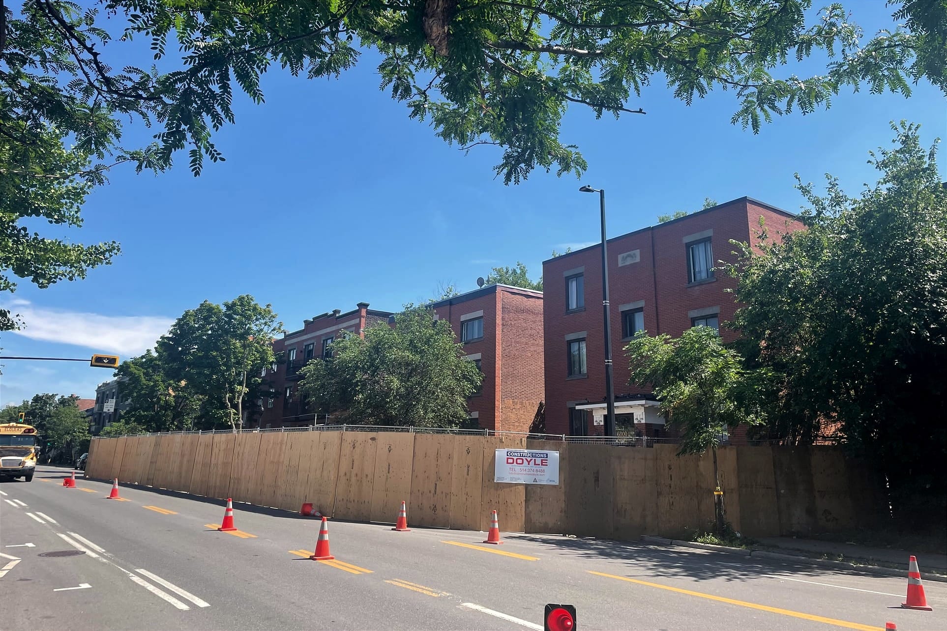 photo d'archive de l'immeuble du 5990 avenue du Parc barricadé. 