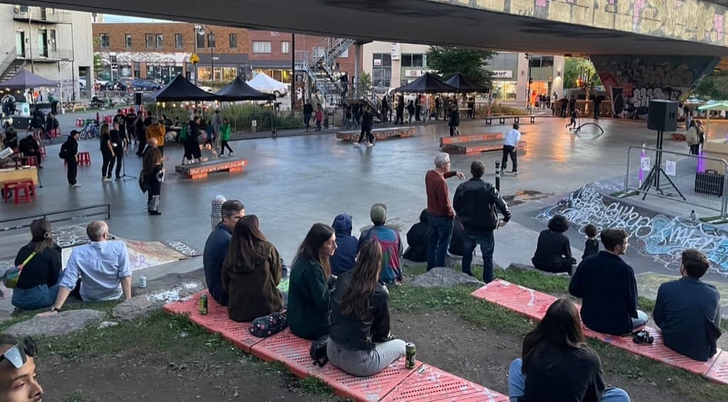 Des gens sont assis près du viaduc Van Horne et profite de la fête.