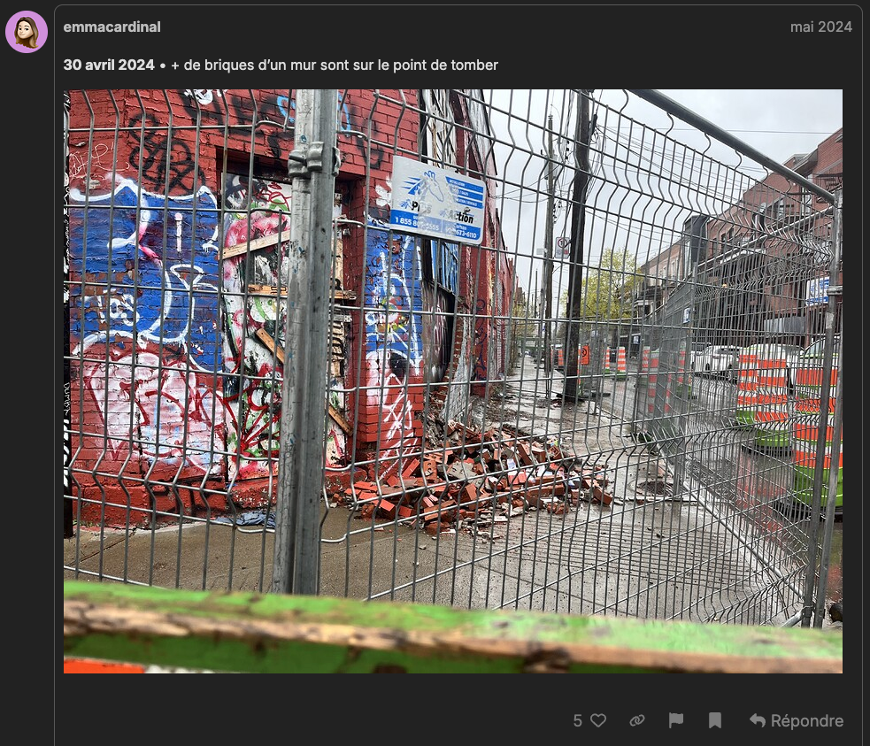 Photo publiée dans laquelle on voit plusieurs briques au sol et le trottoir entouré de clôture, renforcés par des cônes oranges dans la rue.