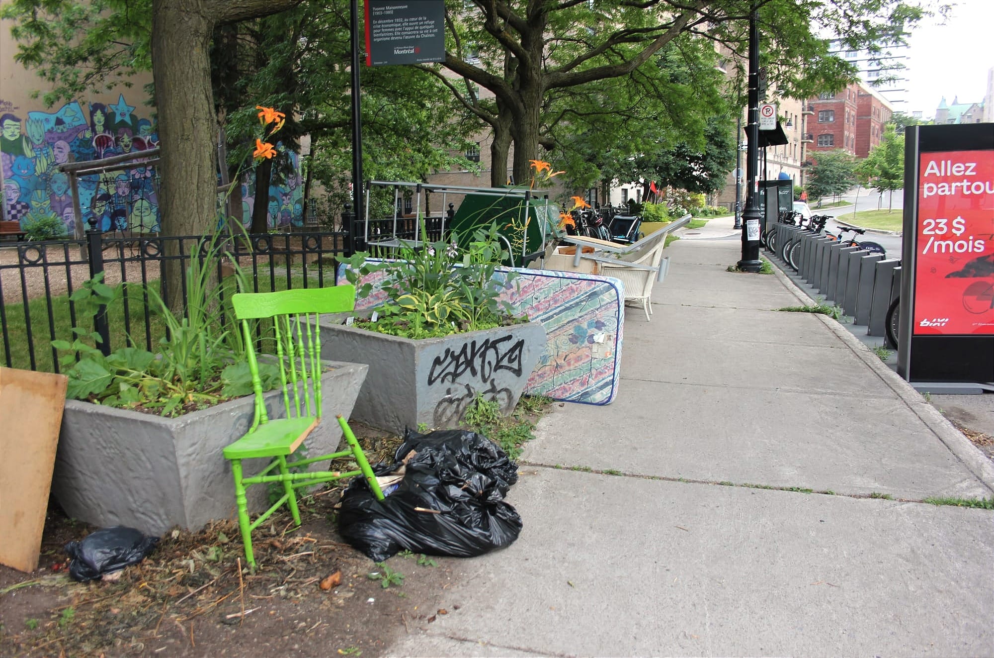 Un matelas, une chaise brisée, des sacs à ordures et d'autres types de déchets domestiques ont été laissés à côté d'un petit parc de Milton-Parc.