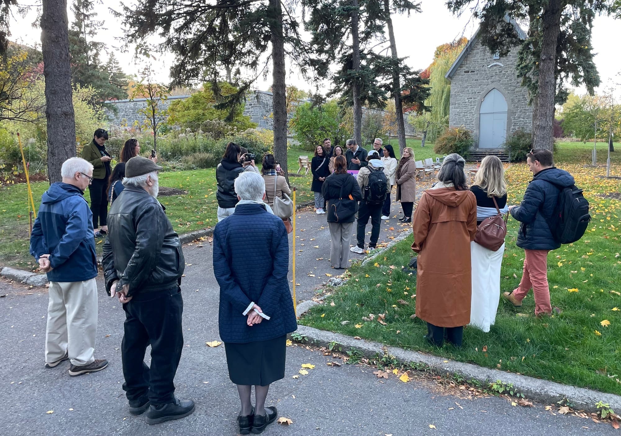 Une vingtaine de personnes réunie dans le jardin des Hospitalières pour une annonce du parti politique Ensemble Montréal.