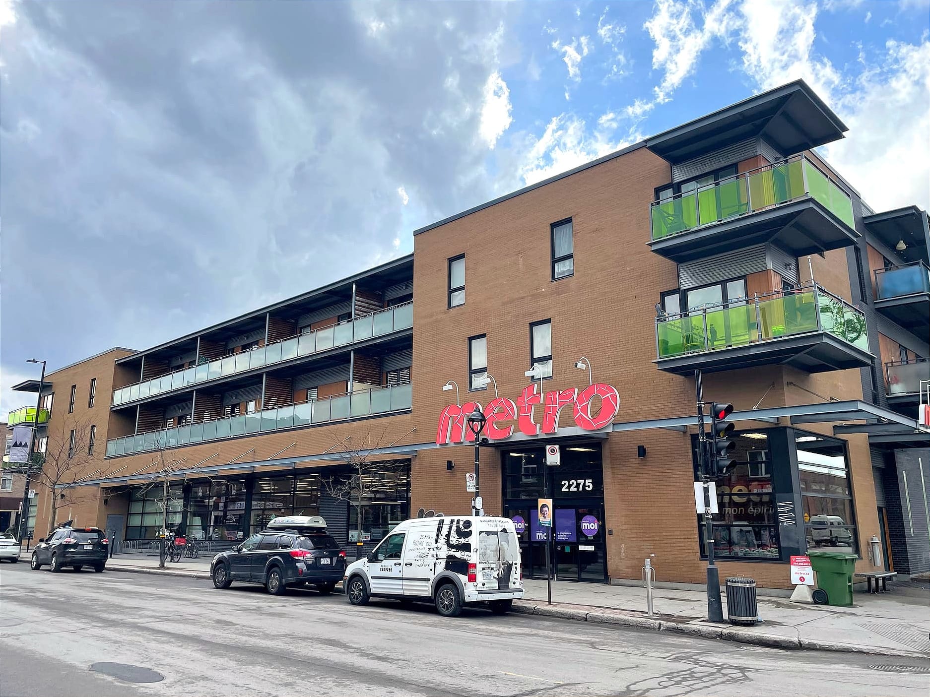 L'épicerie Metro, vue du coin de l'avenue du Mont-Royal et de la rue Fullum.