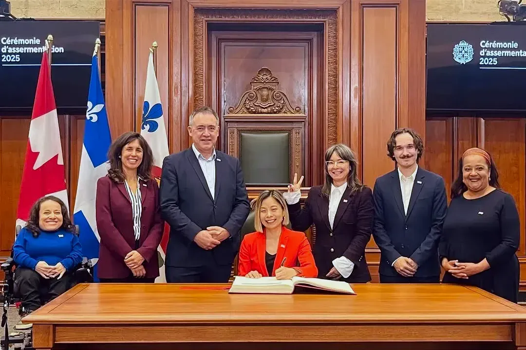Les élus Laurence Parent, Maeva Vilain, Alex Norris, Marie Plourde, Gabriel Fortin et Marie Sterlin entourent la nouvelle mairesse d'arrondissement Cathy Wong.