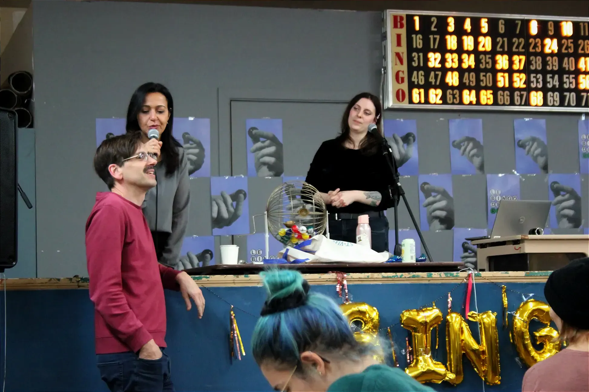 Le gagnant est à proximité de Mme Ghazal pour récupérer son prix.