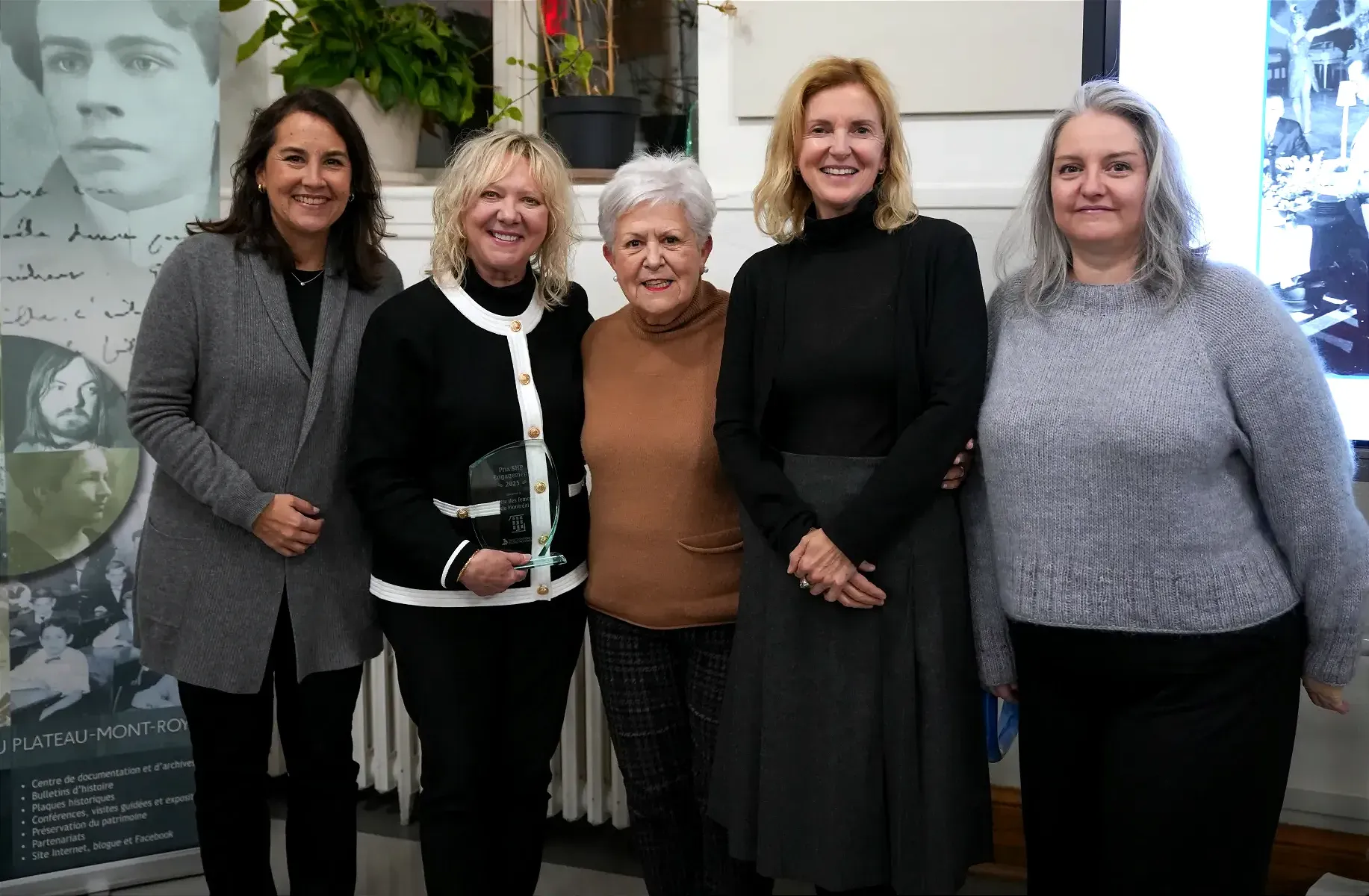 Mme Harel est entourée de quatre représentantes du Centre des femmes de Montréal.