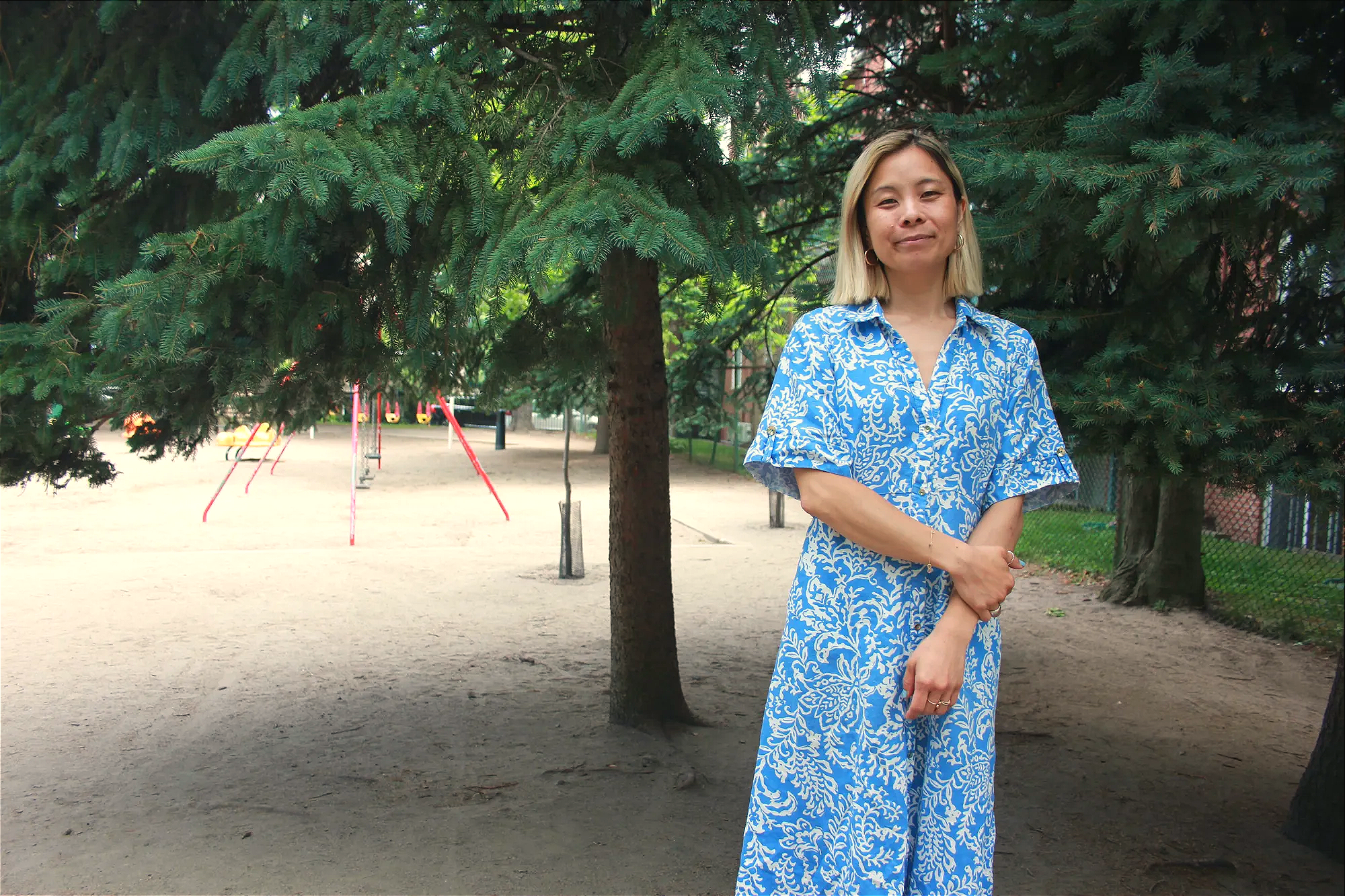Une femme pose dans un parc du Mile End.