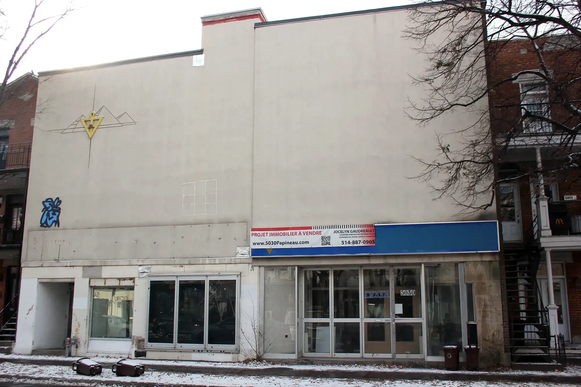 Le 5030, avenue Papineau, en 2025. La surface est grise et sans grands panneaux comme à l'époque du cinéma.