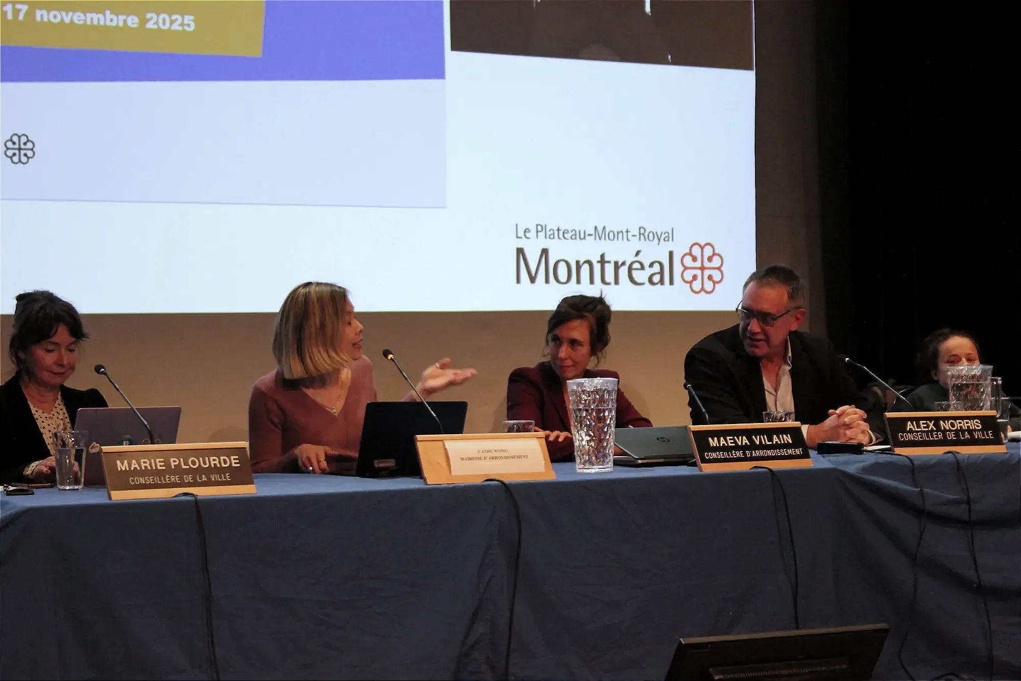 Mme Wong s'exprime à la table des élus du conseil d'arrondissement. 