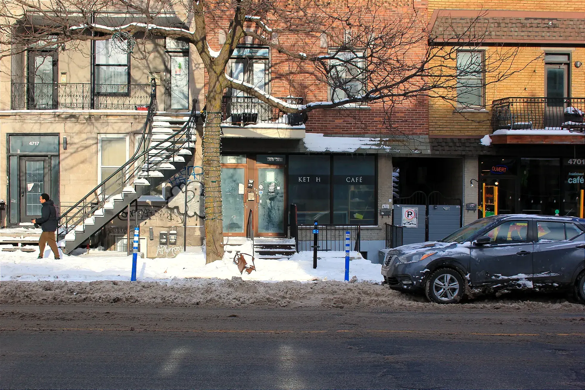 Vue de l'immeuble du côté opposé de la rue Saint-Denis. 