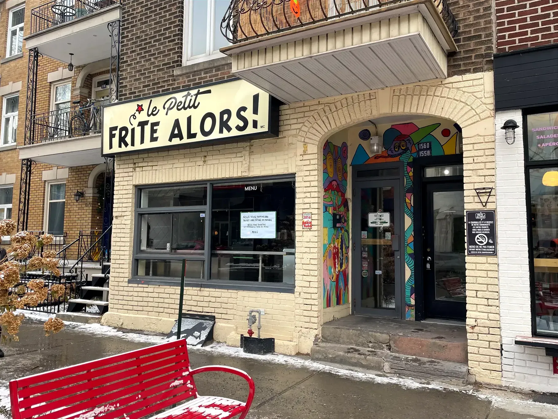 On voit la façade, devenue couleur crème, de l'ancien commerce.