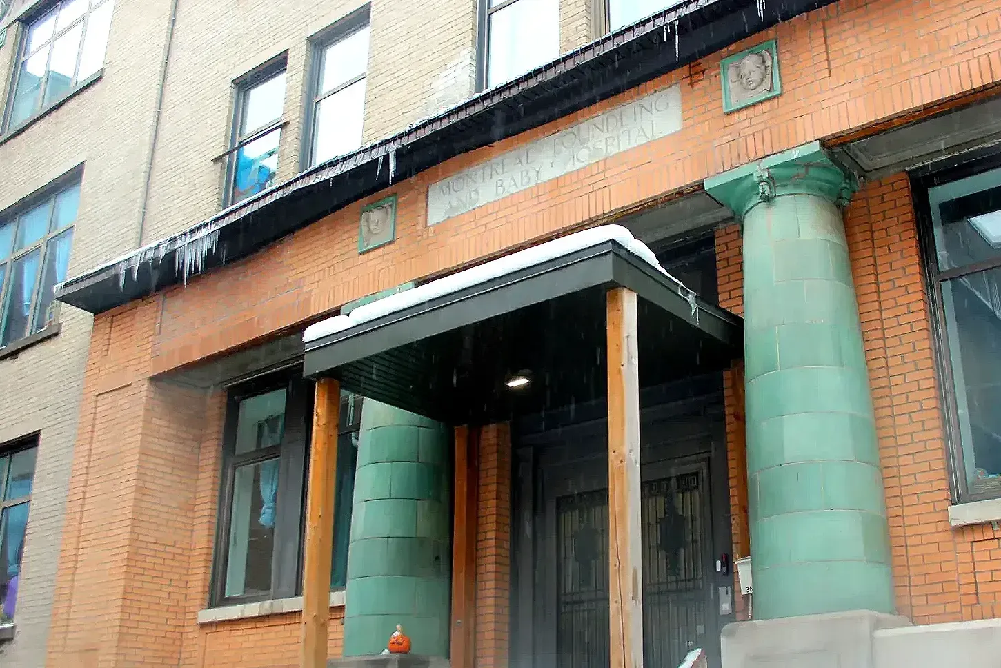 Au-dessus de l'entrée de l'édifice on peut lire "Montreal Foundling and Baby Hospital" gravé dans la pierre.