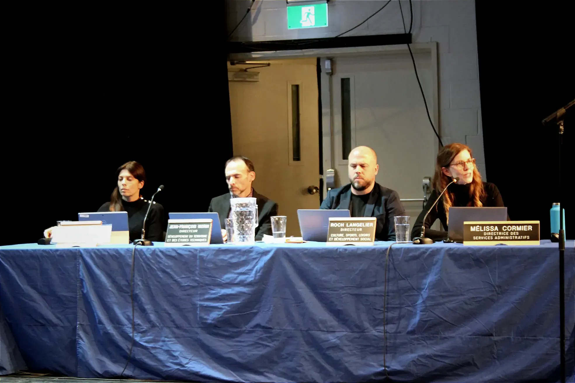 Mme Cormier s'adresse au public. À sa droite se trouvent trois autres représentants de l'administration du Plateau.