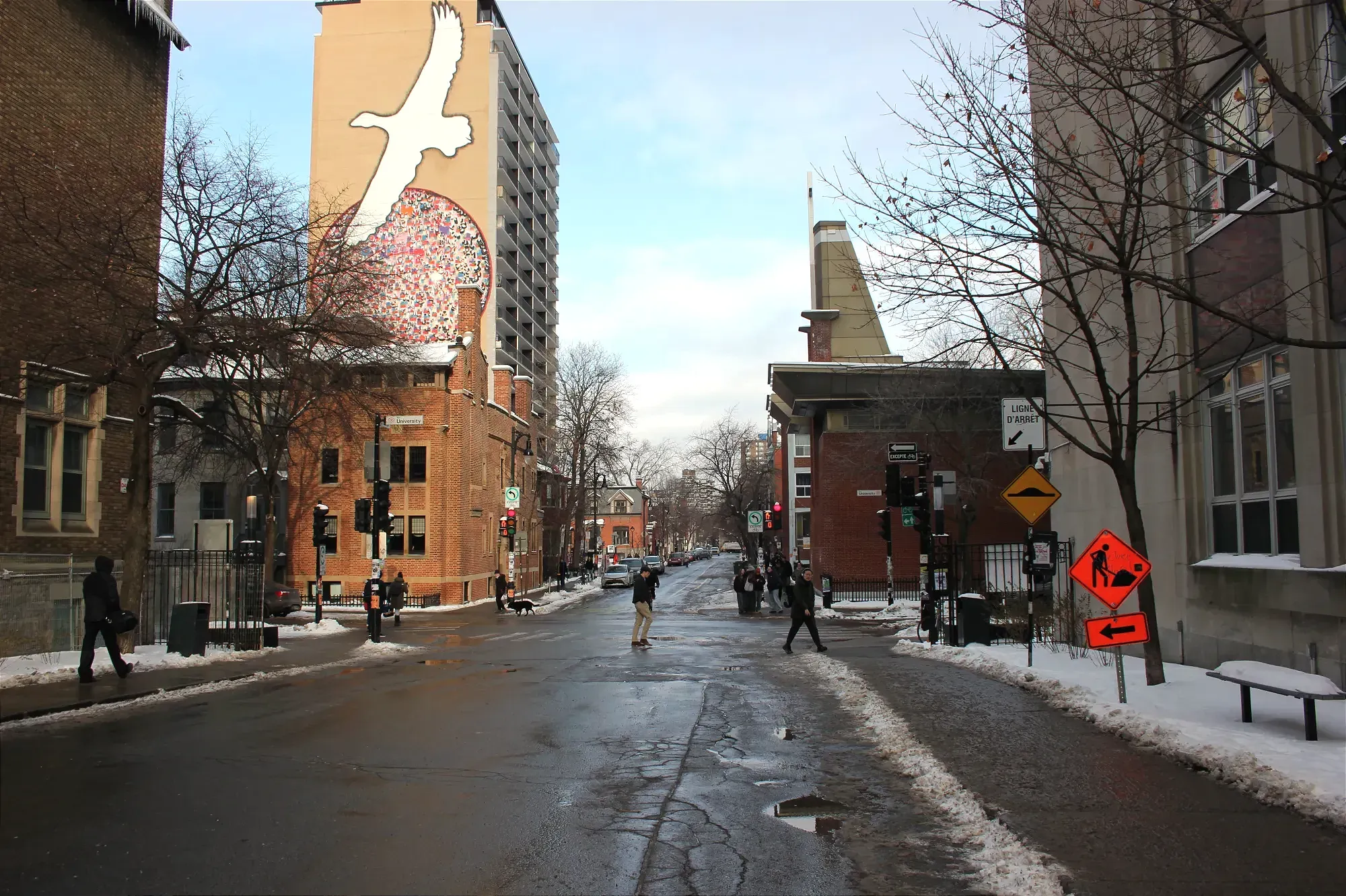 On voit l'intersection Milton-University, avec la murale de Marc Séguin rendant hommage à Jean Paul Riopelle.