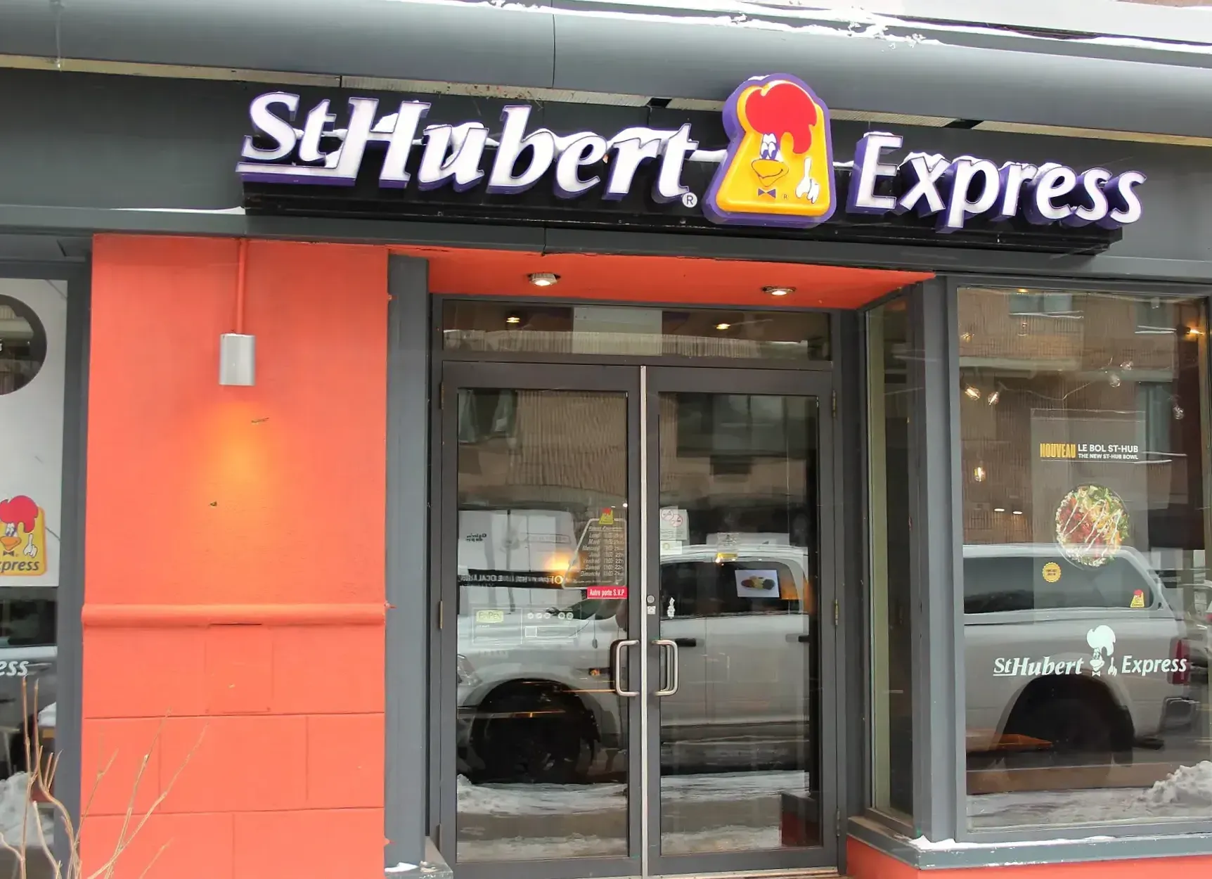 On voit l'entrée du St-Hubert Express, faisant face à l'avenue du Parc. 