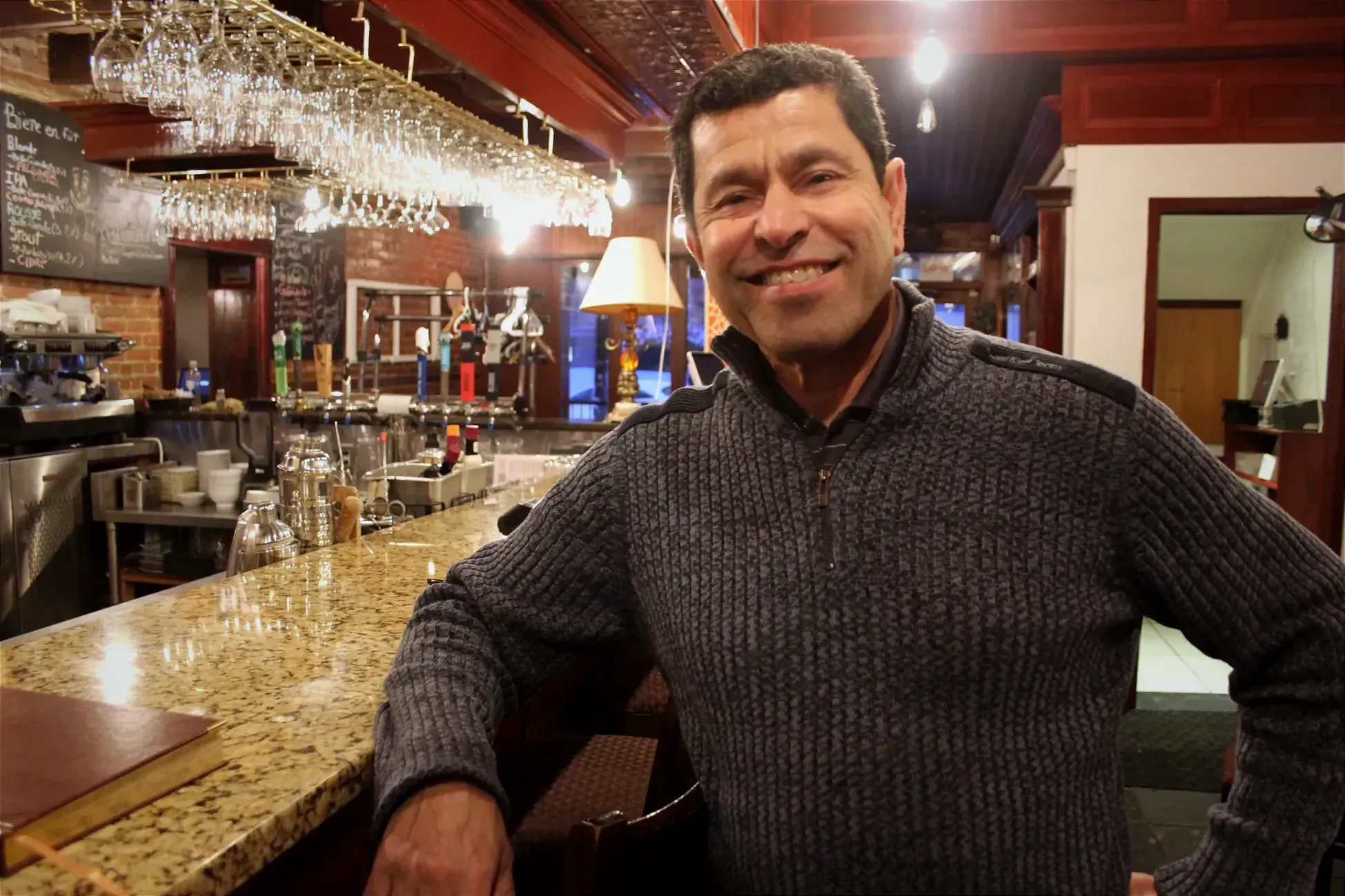 M. Romdhani pose au bar de La Petite Marche.