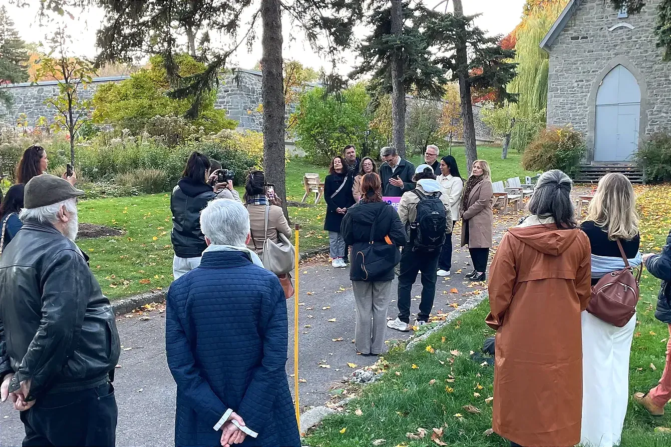 Quelques personnes écoutent les déclarations des aspirants élus dans l'espace vert.