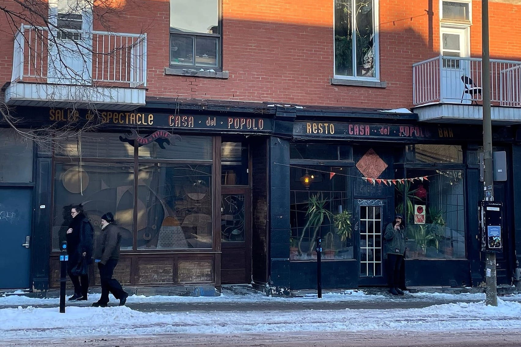 La Casa del Popolo vue du côté opposé du boul. Saint-Laurent.