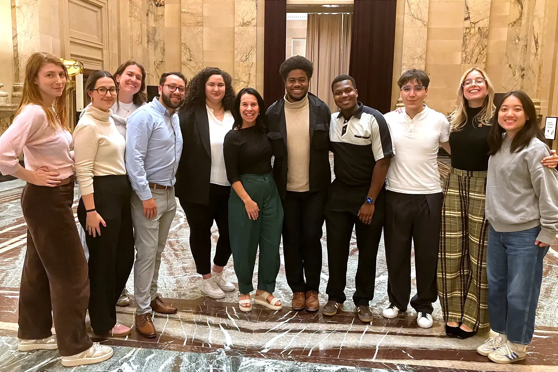 Le groupe pose en demi-cercle. Mme Plante se trouve au milieu. 