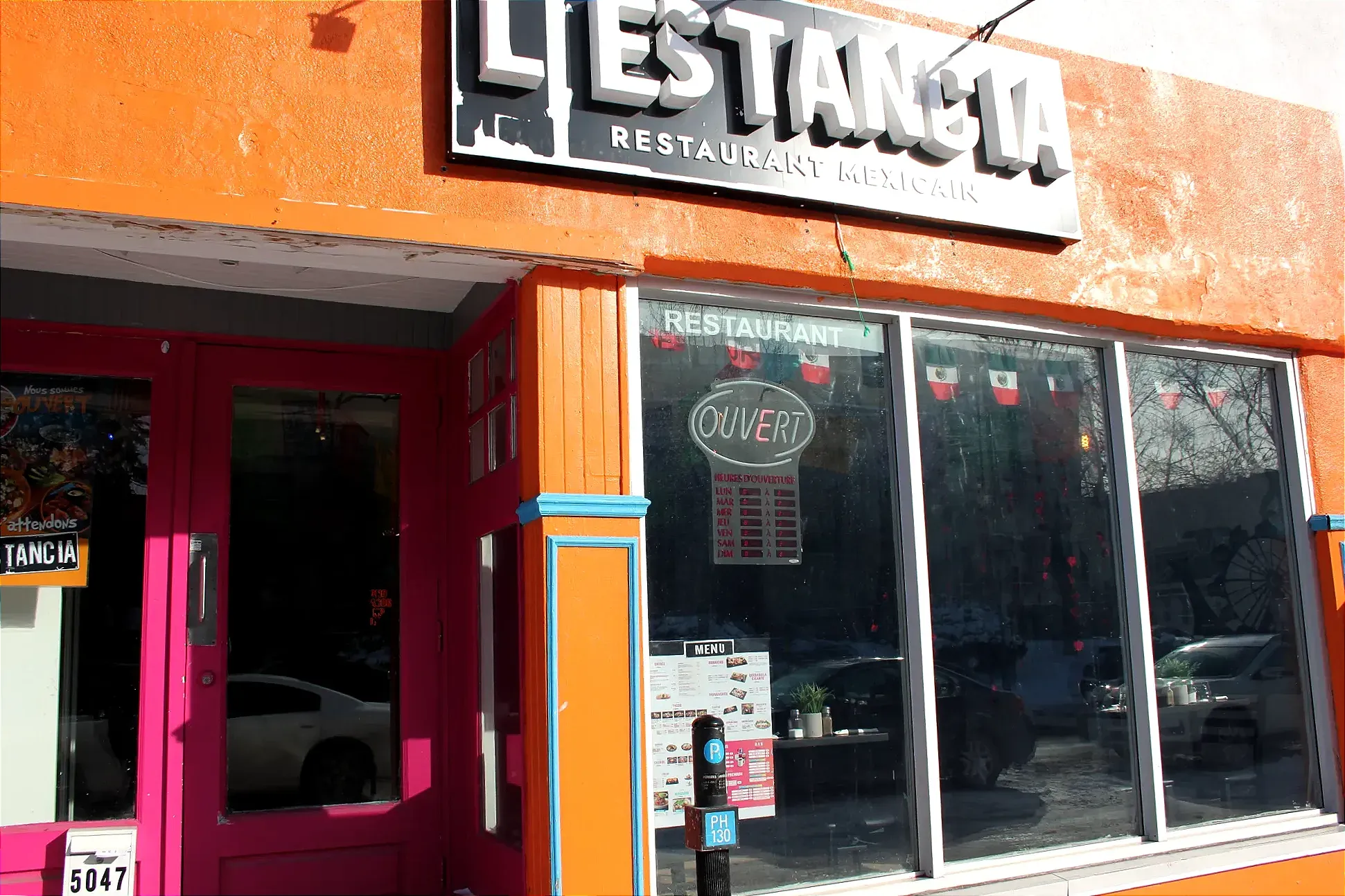 Façade aux couleurs vives du restaurant mexicain L'Estancia.