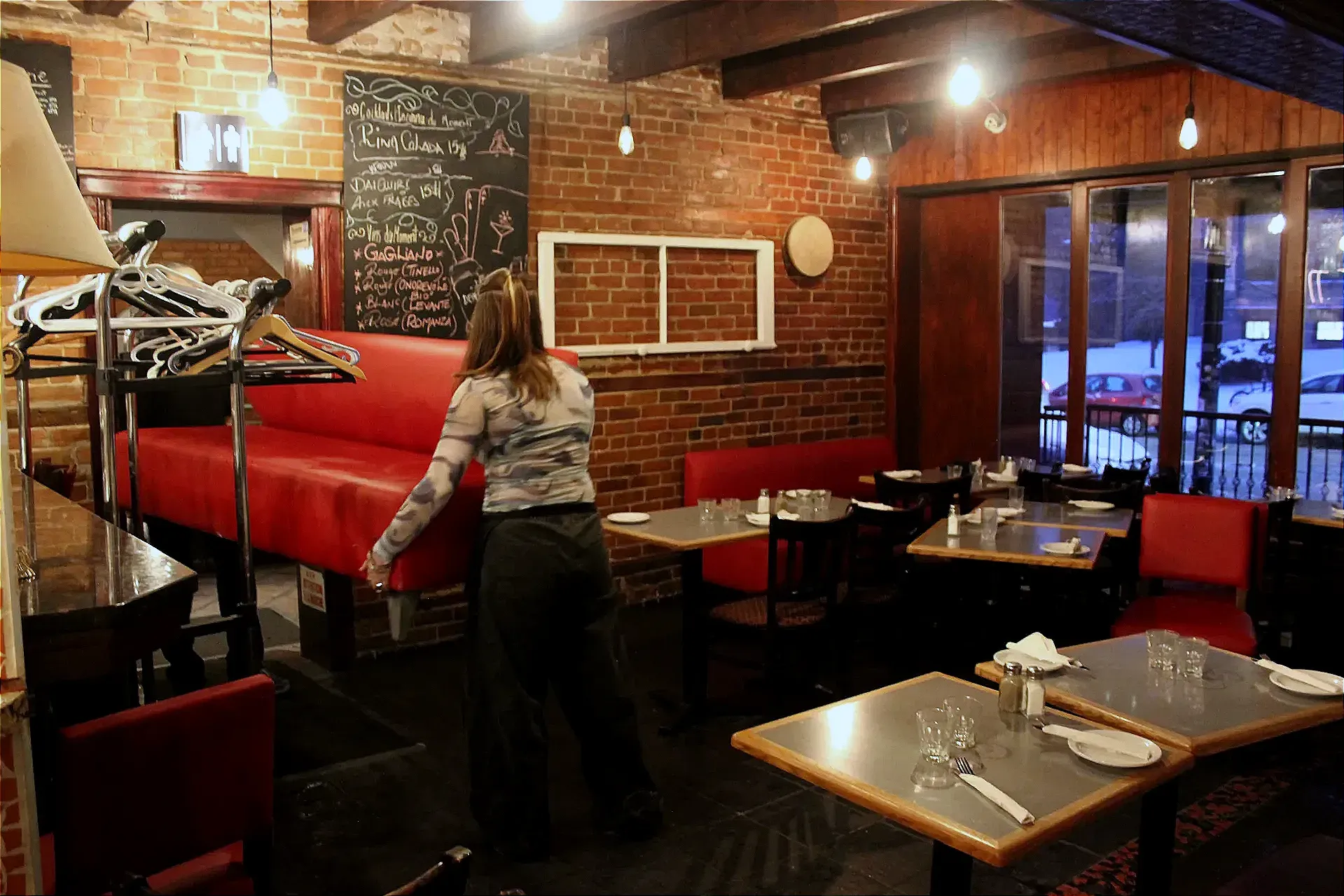 Deux personnes passant au travers d'une porte, déplace un fauteuil rouge.