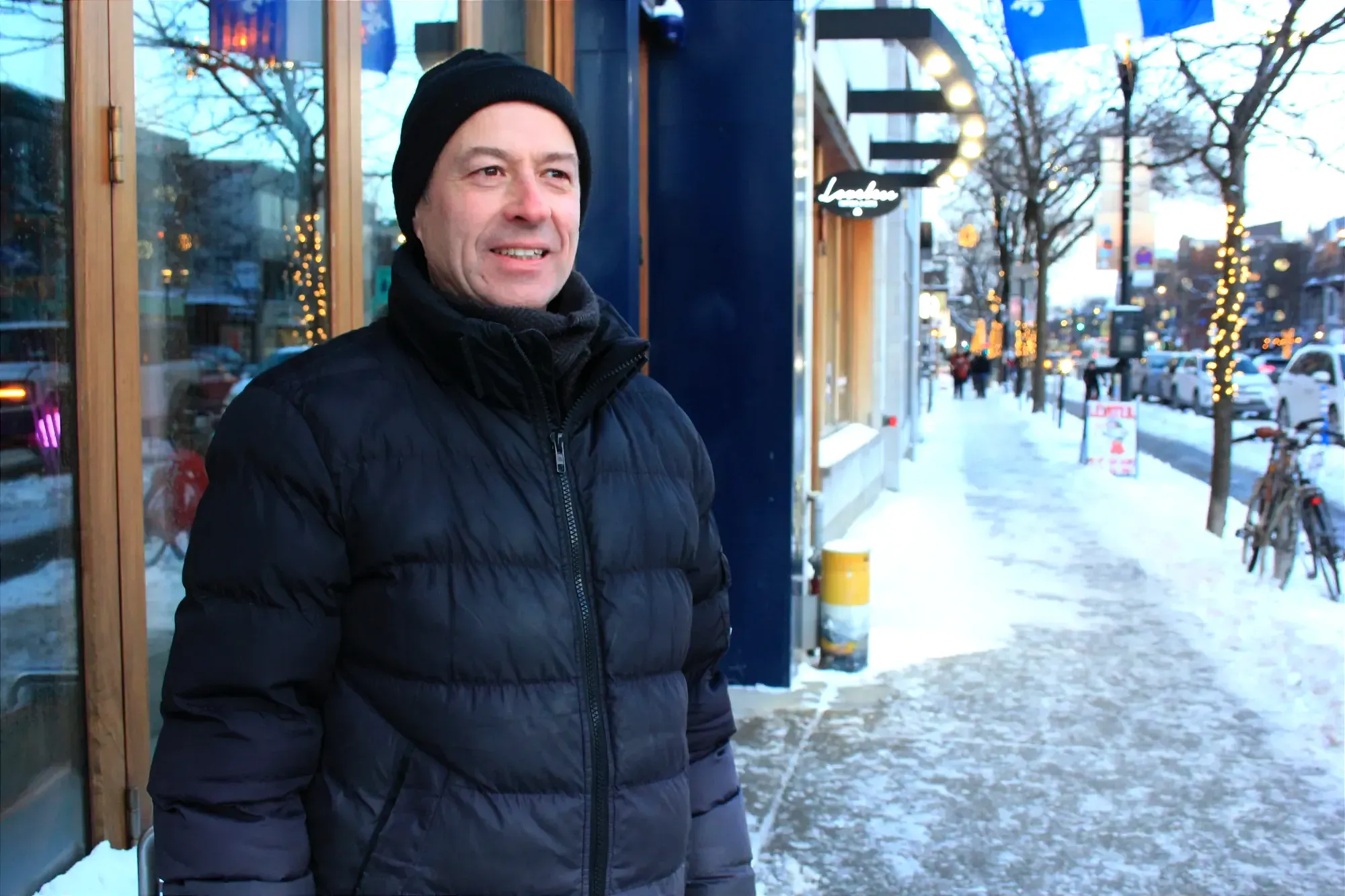 M. Quilliam, sur le trottoir de la rue Saint-Denis, près de l'entrée du bar L'Barouf.