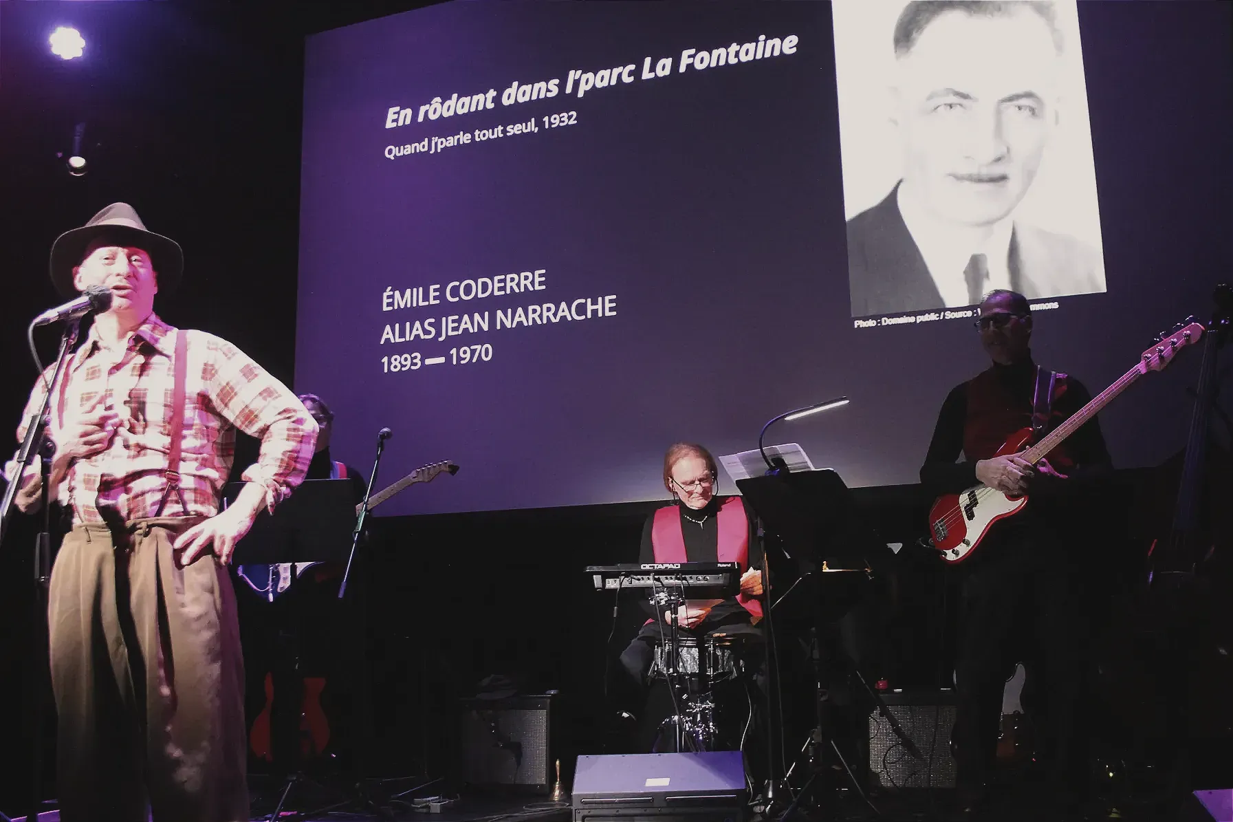 M. Normandin, en costume d'époque, récitant son texte devant trois musiciens d'Et plusieurs autres et un écran qui divulgue l'œuvre (En rôdant dans l'parc La Fontaine) et son auteur (Jean Narrache, 1893-1970).
