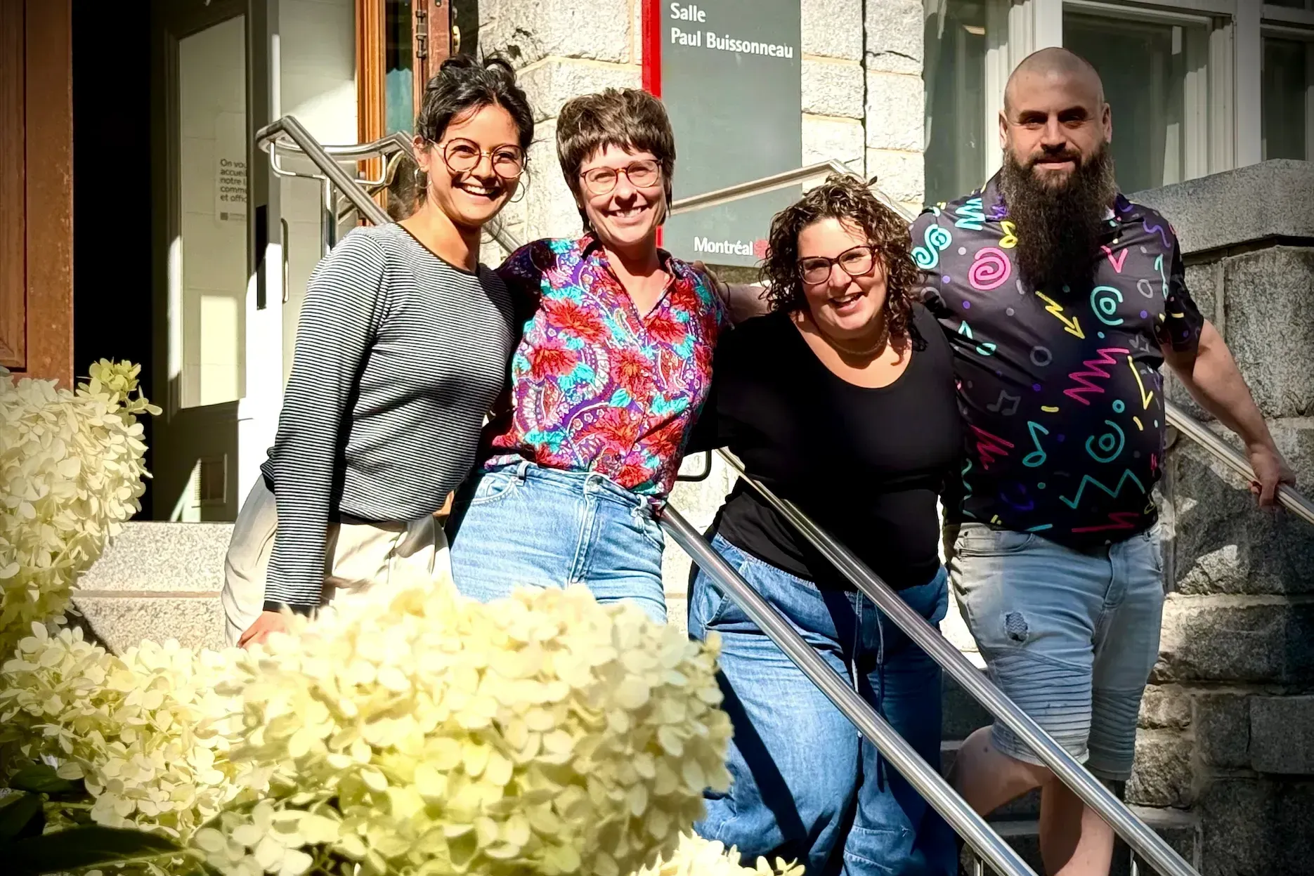 Les quatre posent dans l'escalier menant à la salle Paul-Buissonneau, qui se trouve dans le Centre culturel Calixa-Lavallée.
