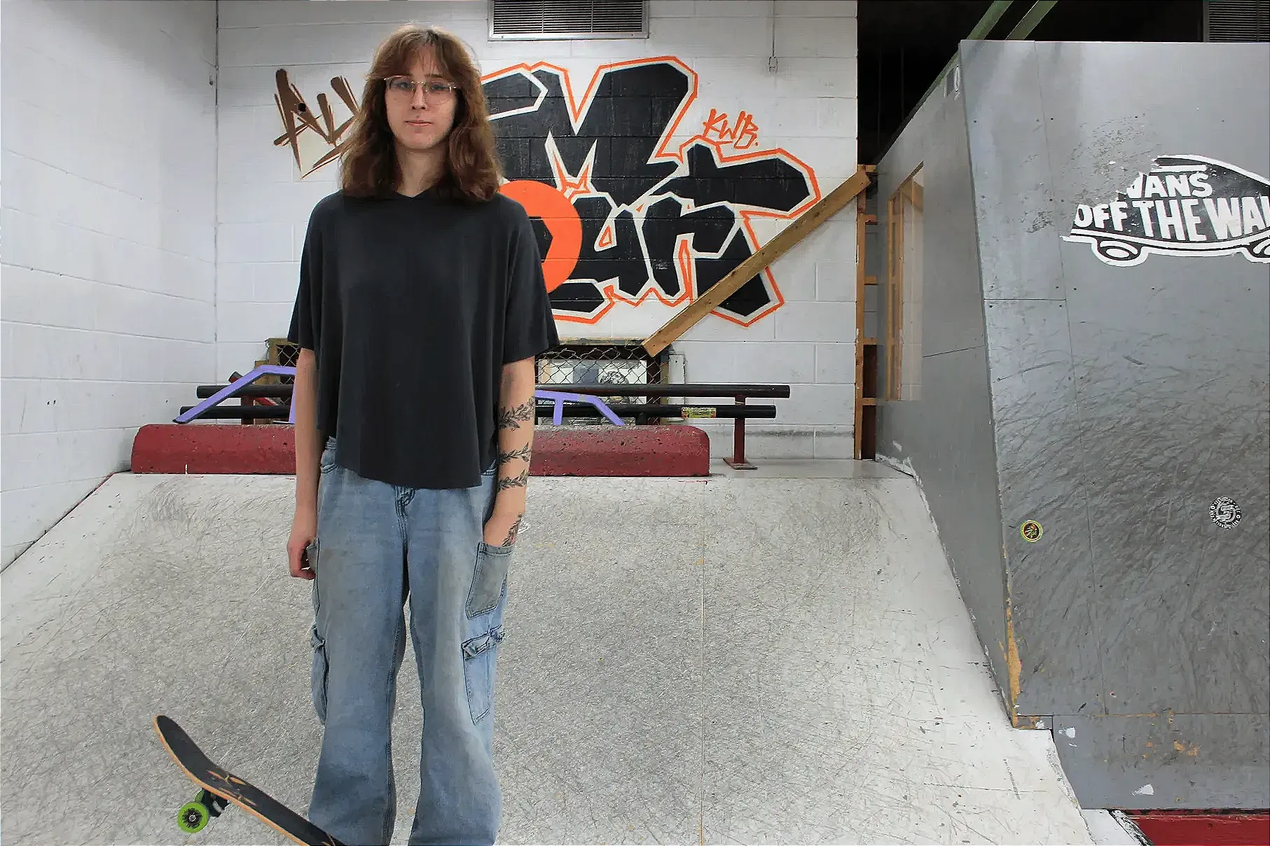 Mme Lapointe pose, planche à roulettes au pied, sur le parcours de JM Court.