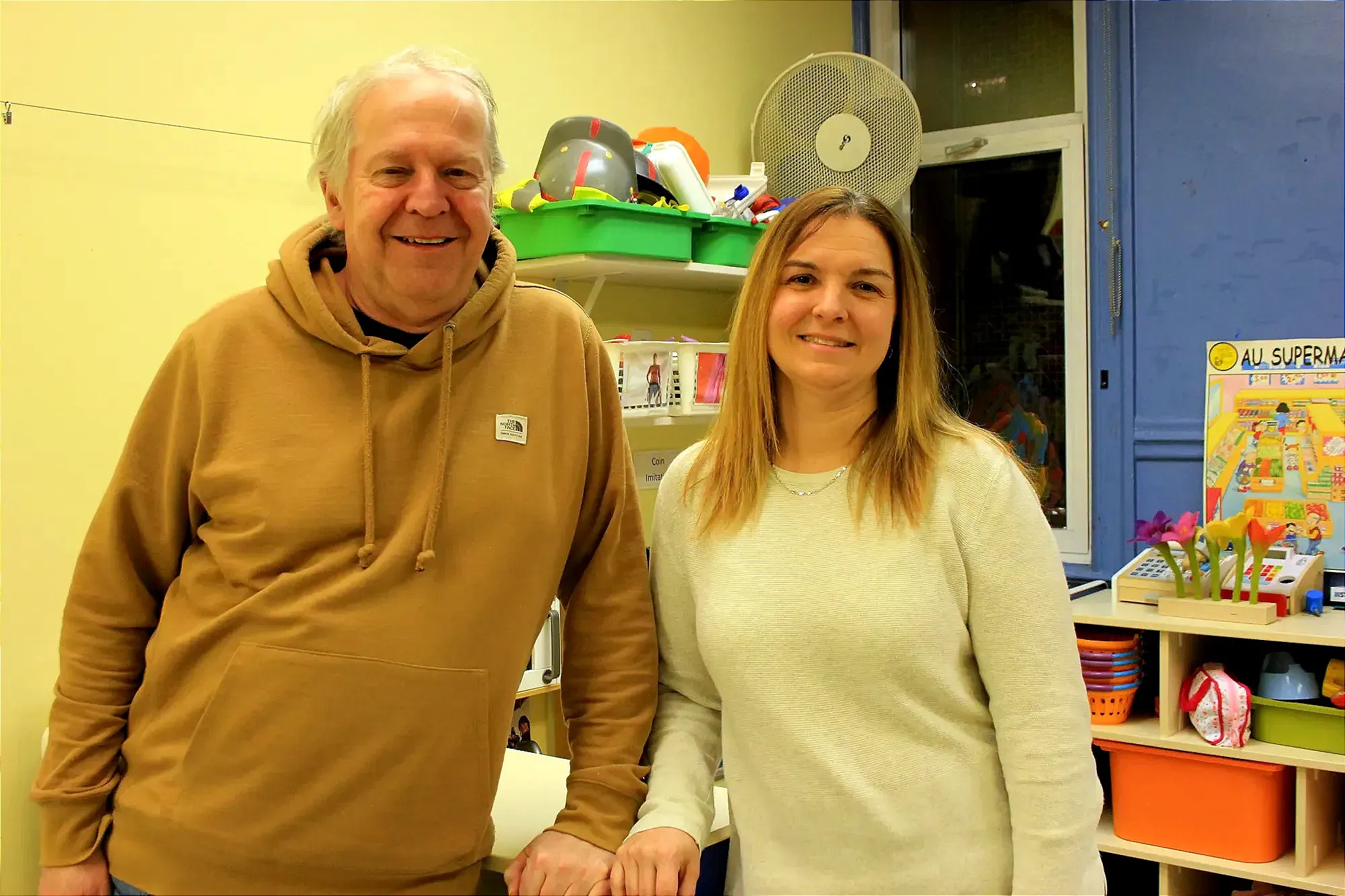 M. Arseneault et Mme Denis-Gendron posent dans un local de garderie.