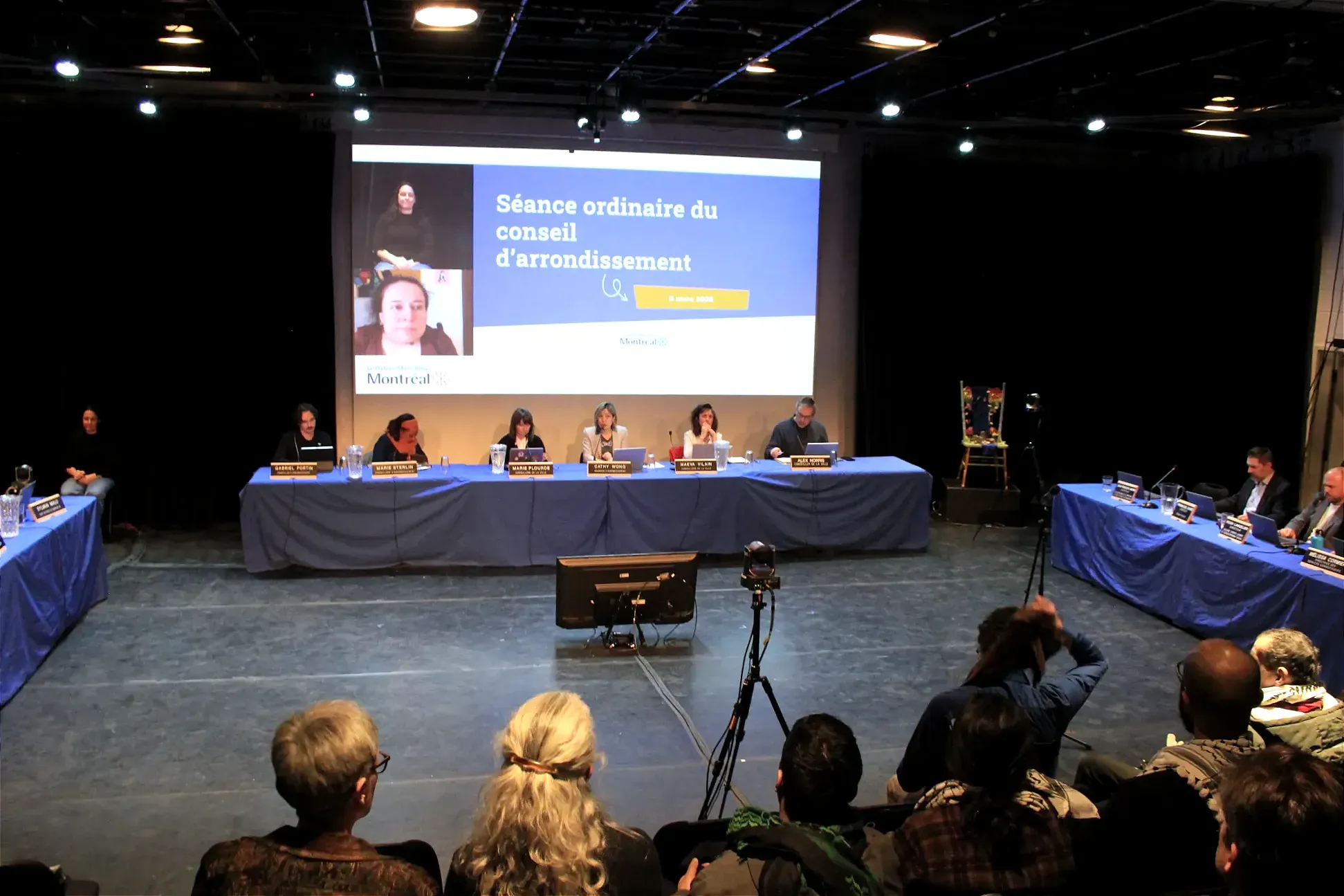 Vue d'ensemble des tables d'élus et d'employés municipaux. 