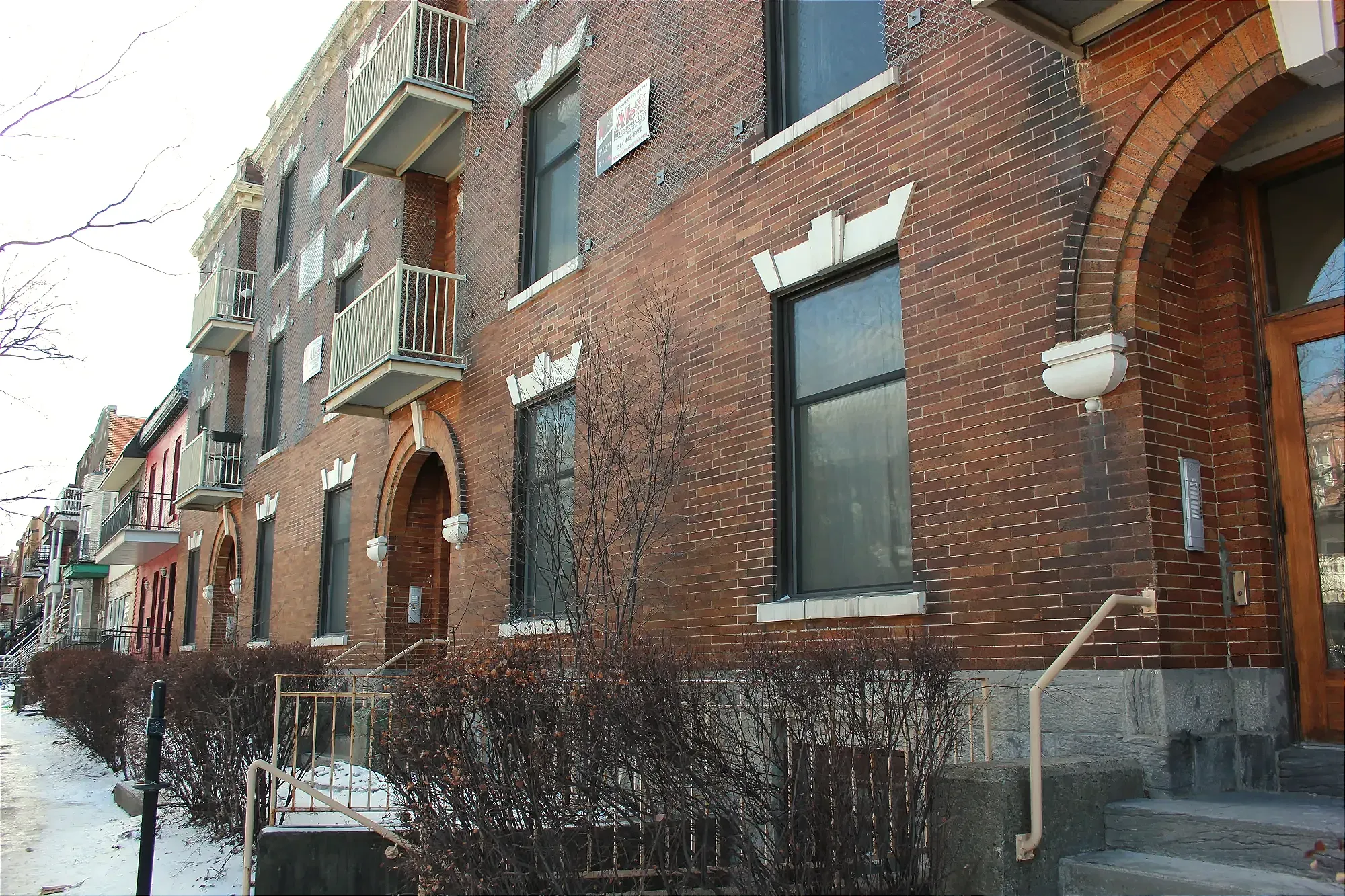 Prise de vue en angle de la façade de l'immeuble. 