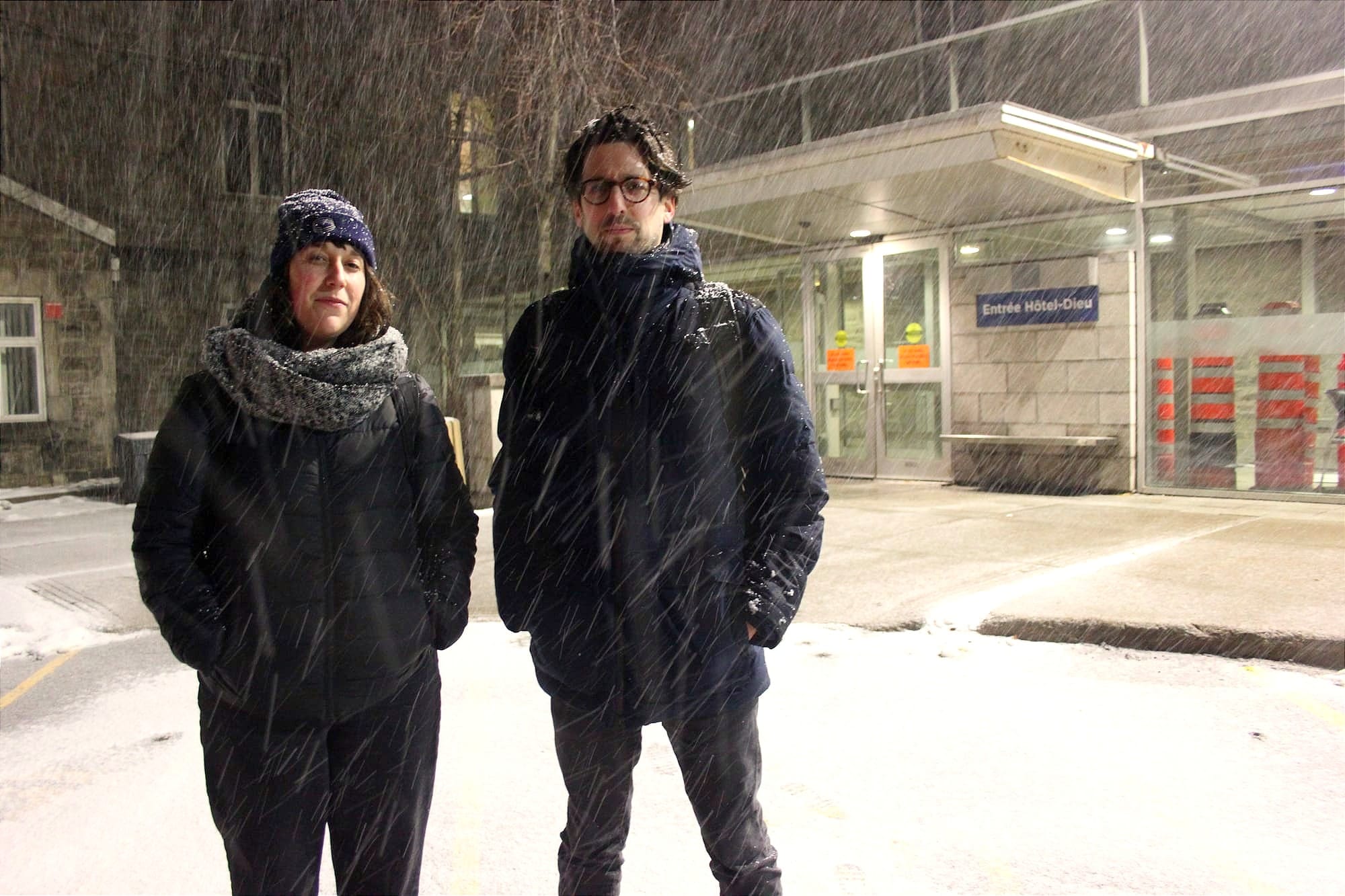 Les deux posent près de l'entrée de l'Hôtel-Dieu, sous la neige. 