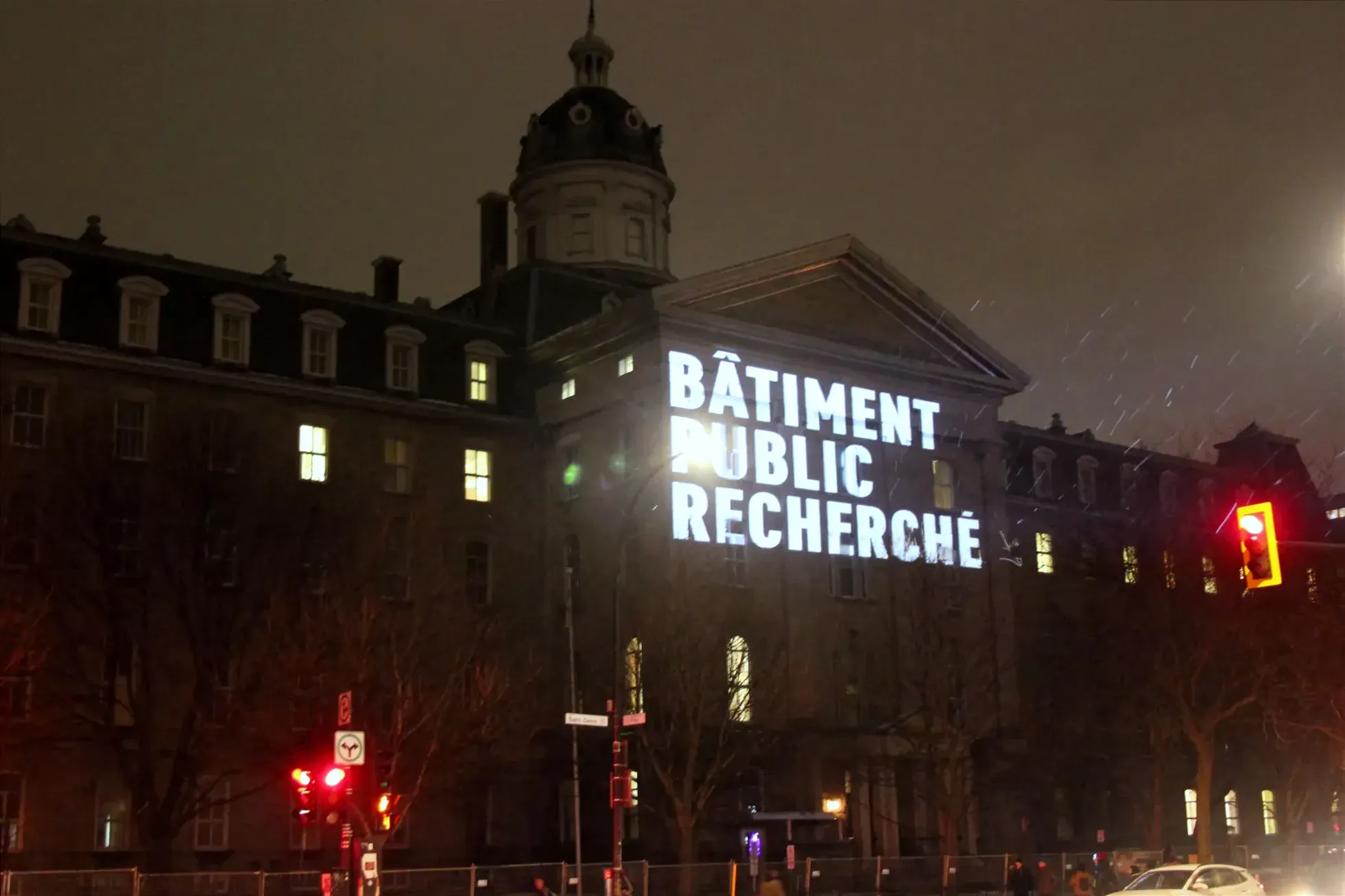 «Bâtiment public recherché» peut-on lire sur la portion centrale du pavillon faisant face à la rue Saint-Denis. 