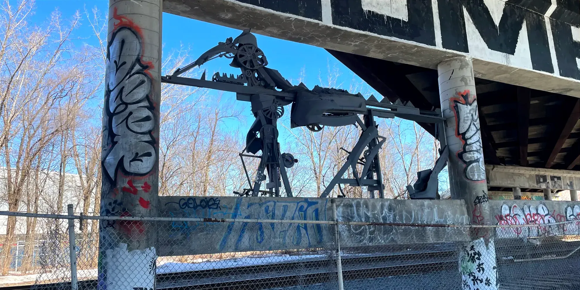 Une sculpture de JUNKO repose sur la structure de soutien du viaduc.