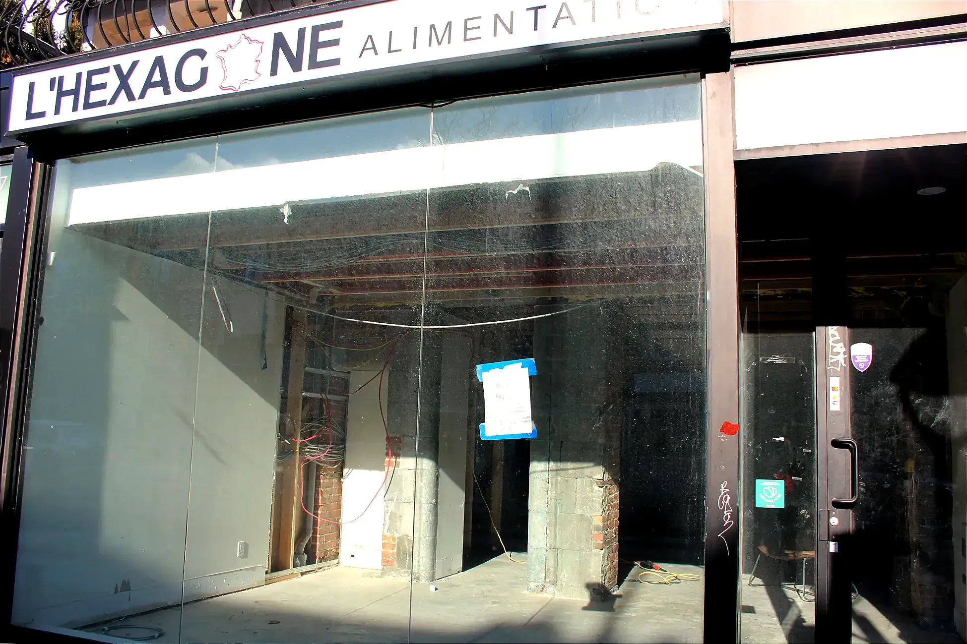 Vue de l'extérieur, on perçoit la structure dénudée de l'intérieur de l'espace où se trouvait L'Hexagone.