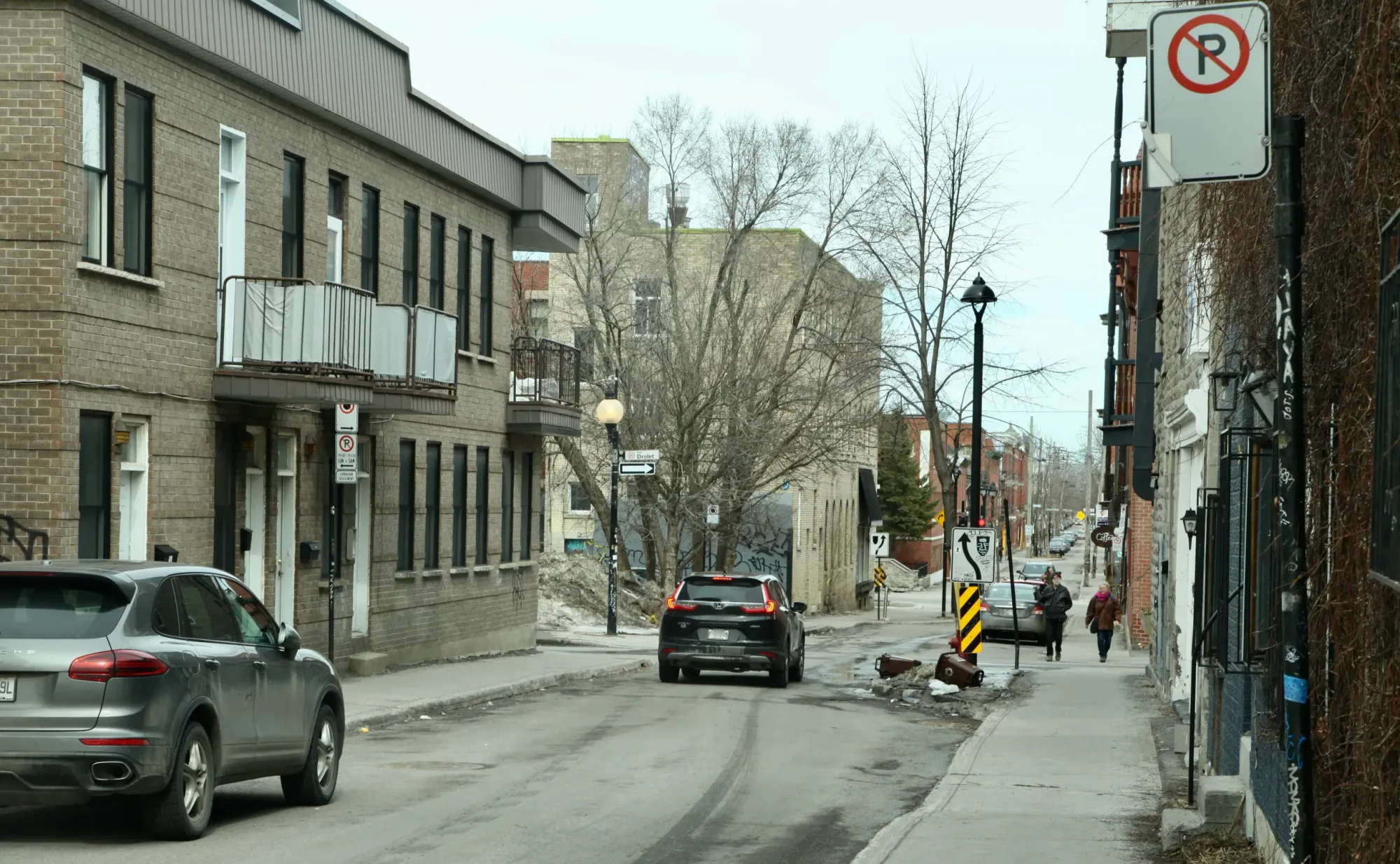 On voit deux voitures circulant vers l'est sur Marie-Anne ainsi que deux piétons qui traversent la rue Drolet.