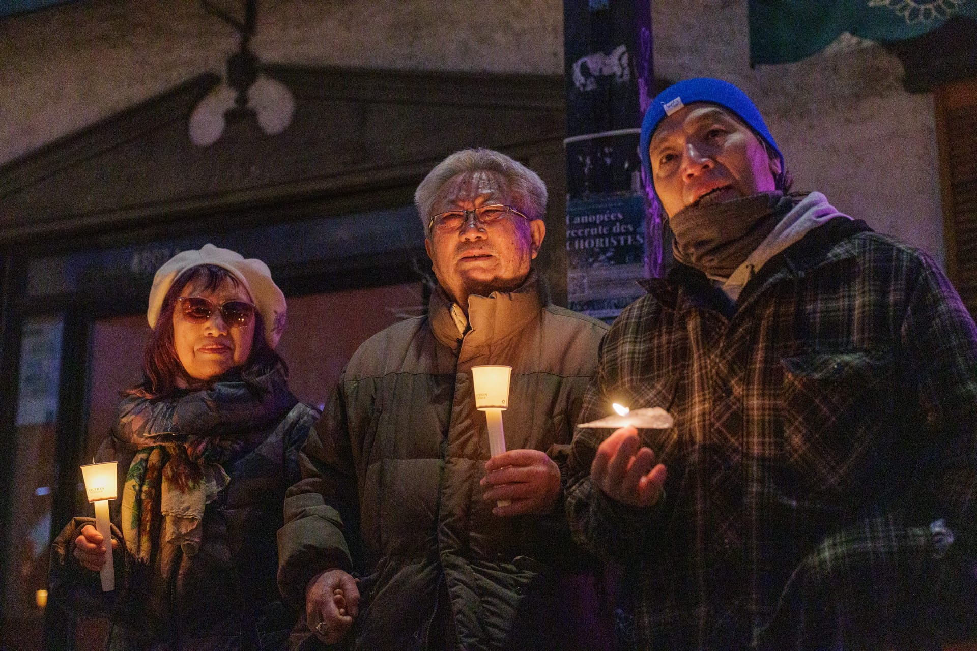 Le père de M. Kim, au centre, semble ébranlé alors qu'un interprète parle à la foule. La mère de M. Kim est aussi présente, à la droite de son père.