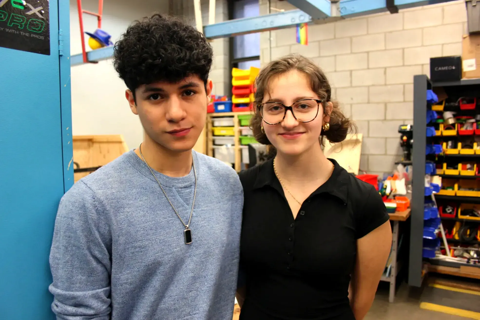 Les deux posent dans un local de techno de l'école secondaire.
